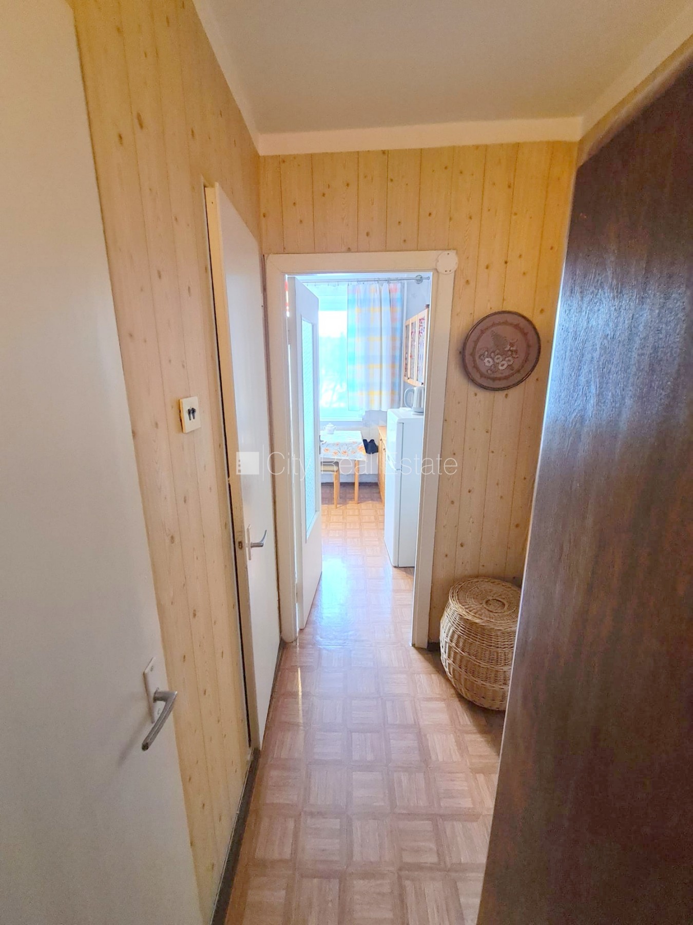 Sludinājumi. Fasādes māja, ieeja no pagalma, ir lifts, kāpņu telpa pēc kosmētiskā remonta, lodžija, logi vērsti Cena: 35000 EUR Foto #7