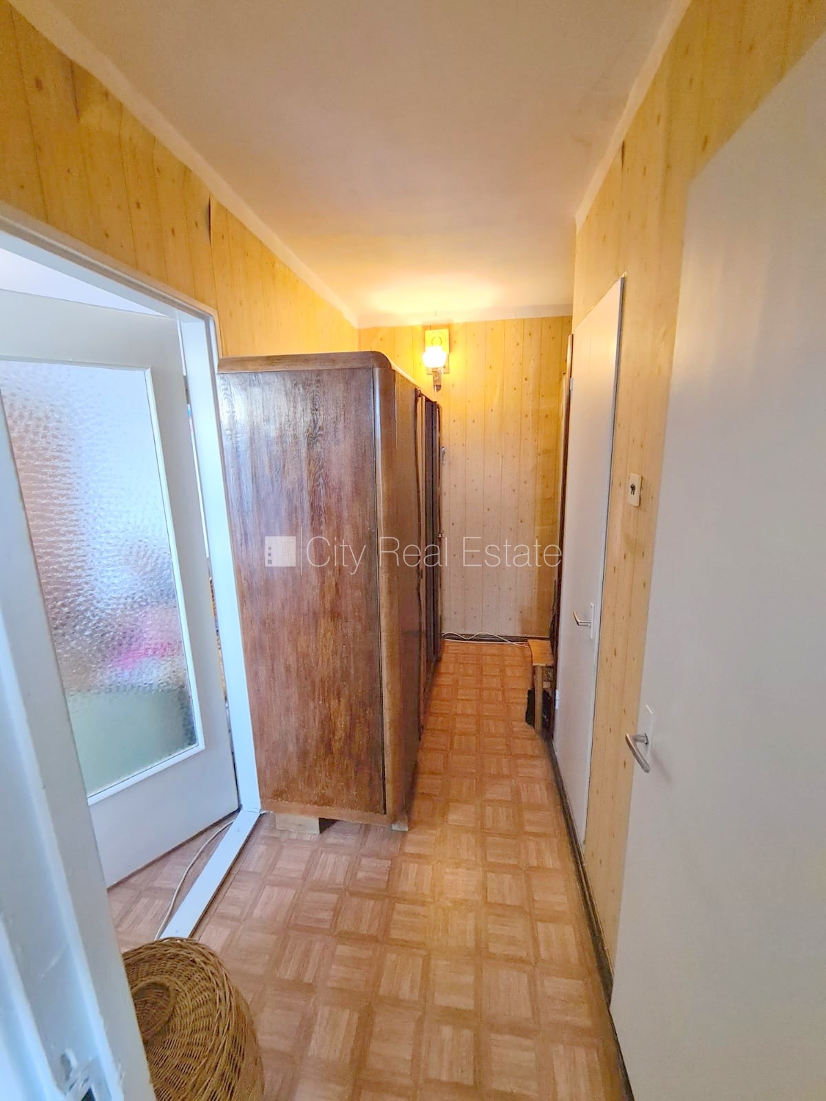 Sludinājumi. Fasādes māja, ieeja no pagalma, ir lifts, kāpņu telpa pēc kosmētiskā remonta, lodžija, logi vērsti Cena: 35000 EUR Foto #15