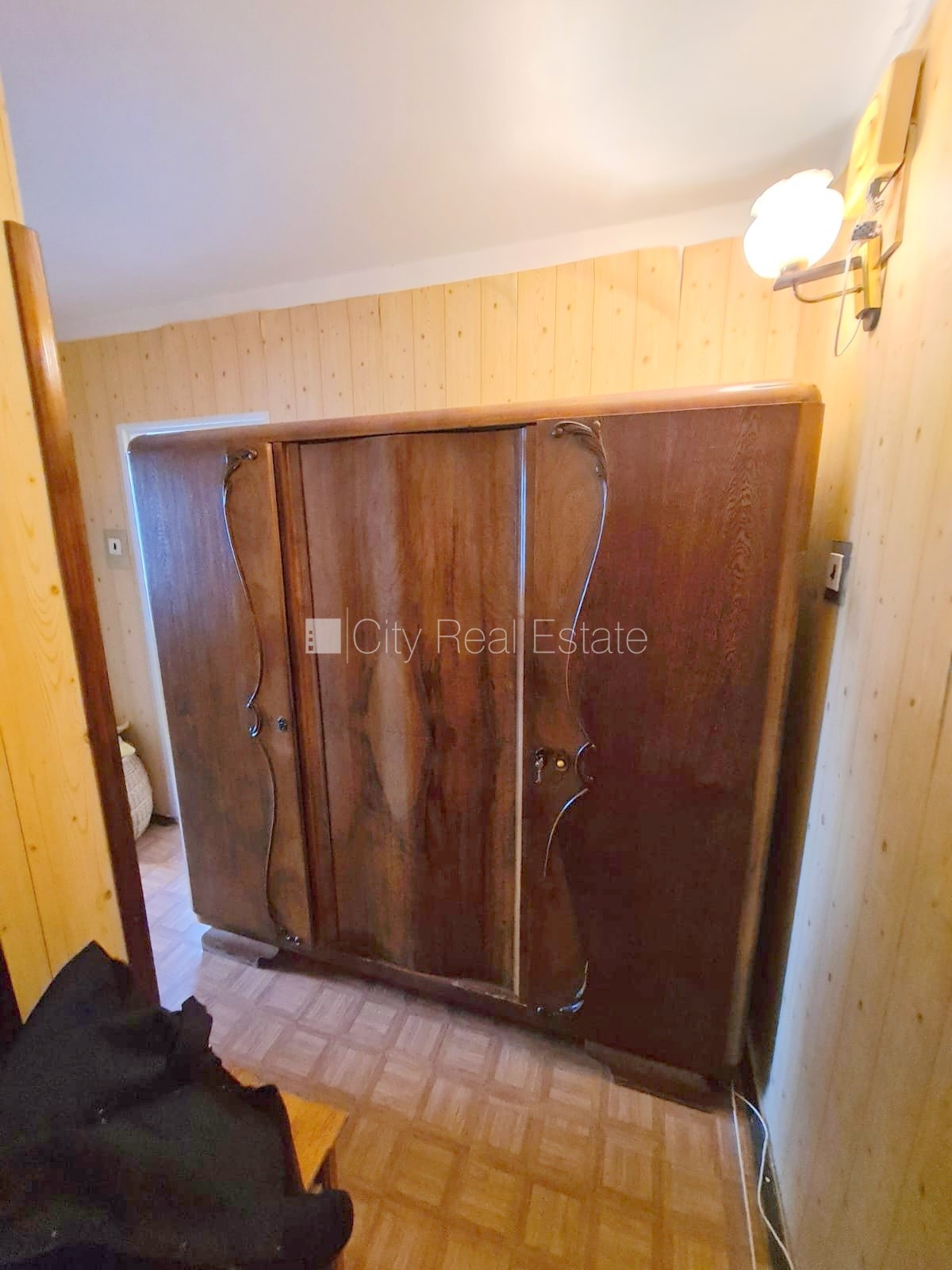 Sludinājumi. Fasādes māja, ieeja no pagalma, ir lifts, kāpņu telpa pēc kosmētiskā remonta, lodžija, logi vērsti Cena: 35000 EUR Foto #17