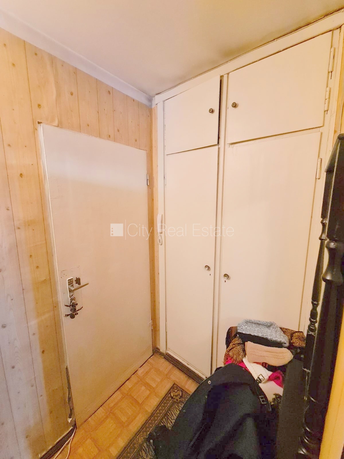 Sludinājumi. Fasādes māja, ieeja no pagalma, ir lifts, kāpņu telpa pēc kosmētiskā remonta, lodžija, logi vērsti Cena: 35000 EUR Foto #18