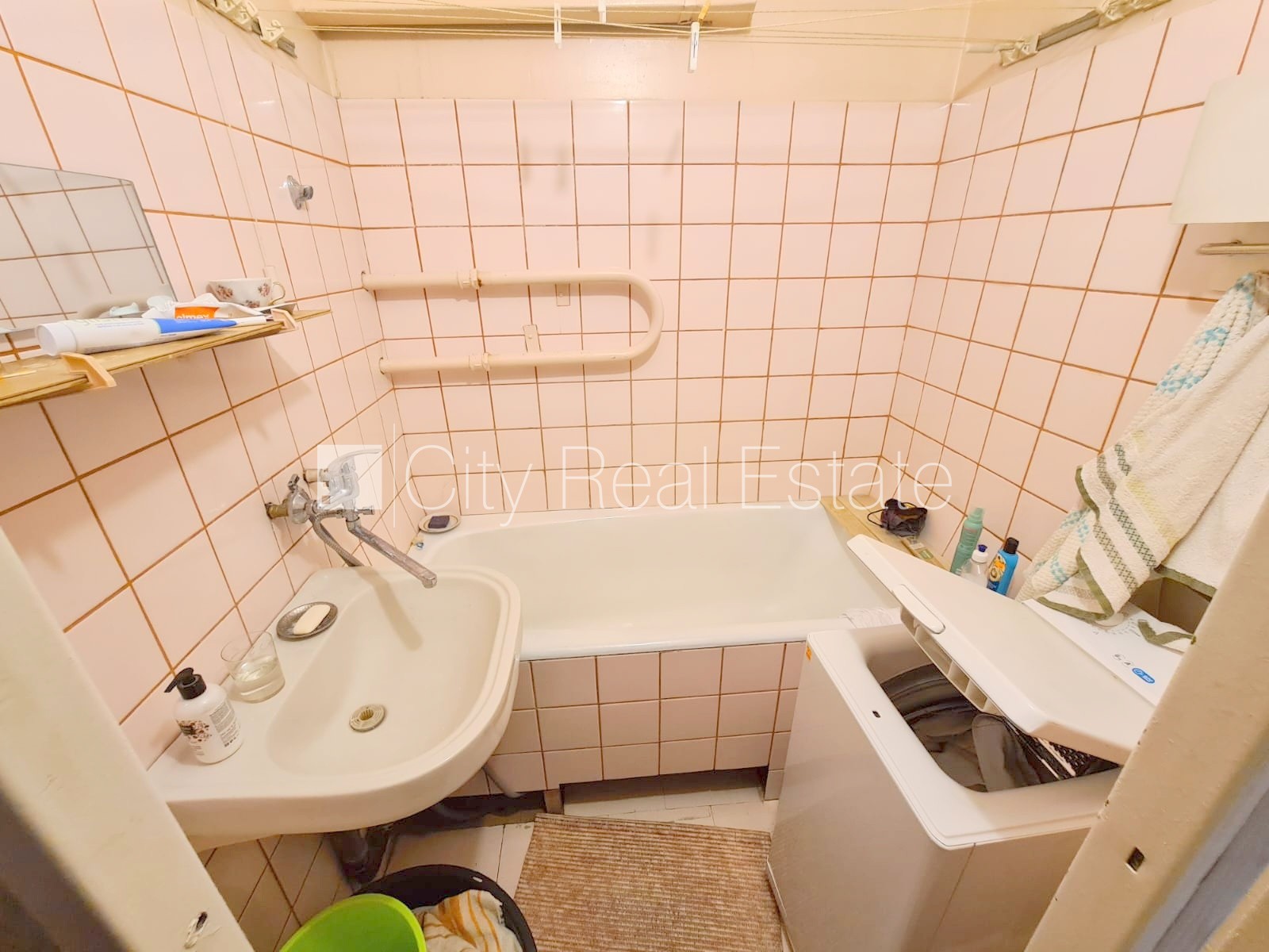 Sludinājumi. Fasādes māja, ieeja no pagalma, ir lifts, kāpņu telpa pēc kosmētiskā remonta, lodžija, logi vērsti Cena: 35000 EUR Foto #13