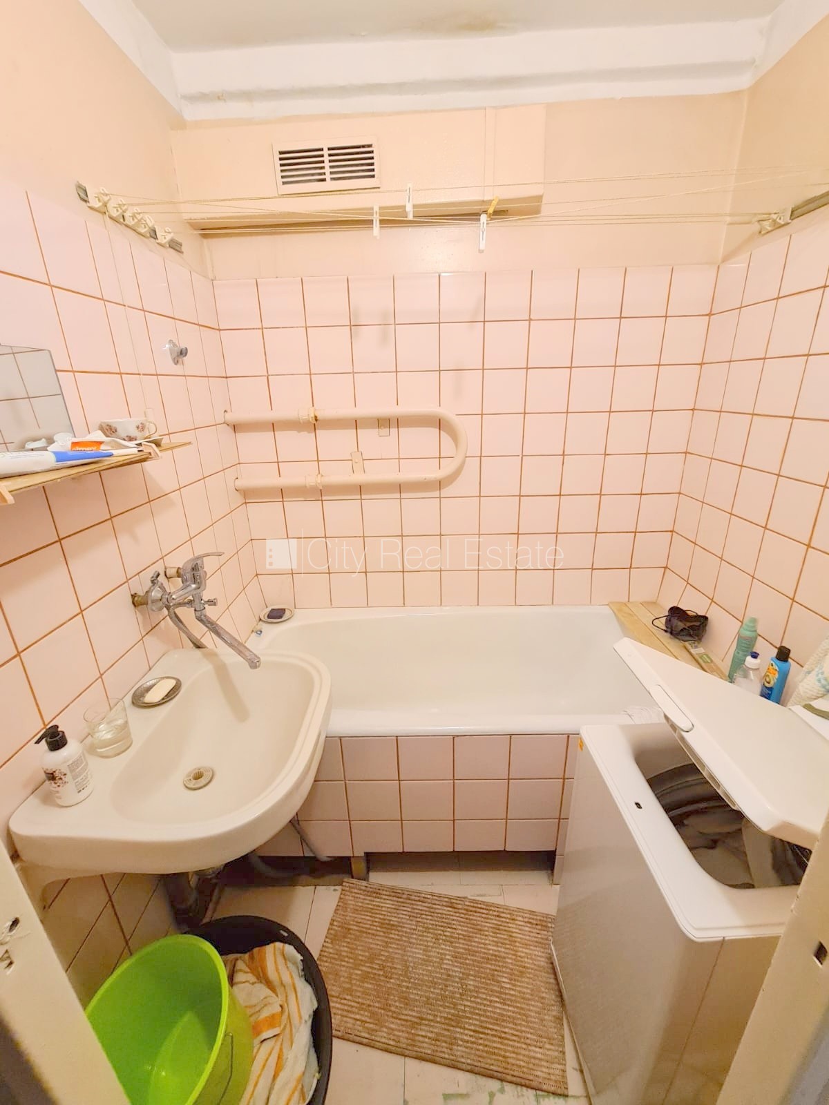 Sludinājumi. Fasādes māja, ieeja no pagalma, ir lifts, kāpņu telpa pēc kosmētiskā remonta, lodžija, logi vērsti Cena: 35000 EUR Foto #14