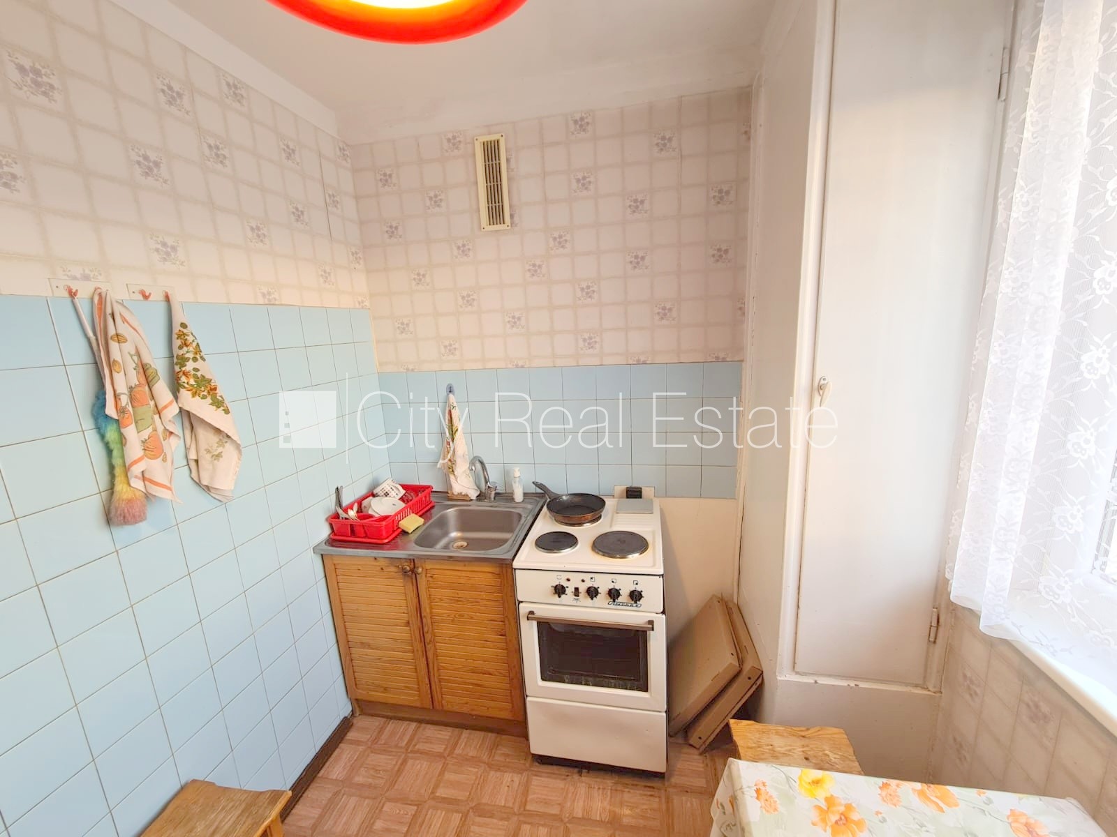 Sludinājumi. Fasādes māja, ieeja no pagalma, ir lifts, kāpņu telpa pēc kosmētiskā remonta, lodžija, logi vērsti Cena: 35000 EUR Foto #9