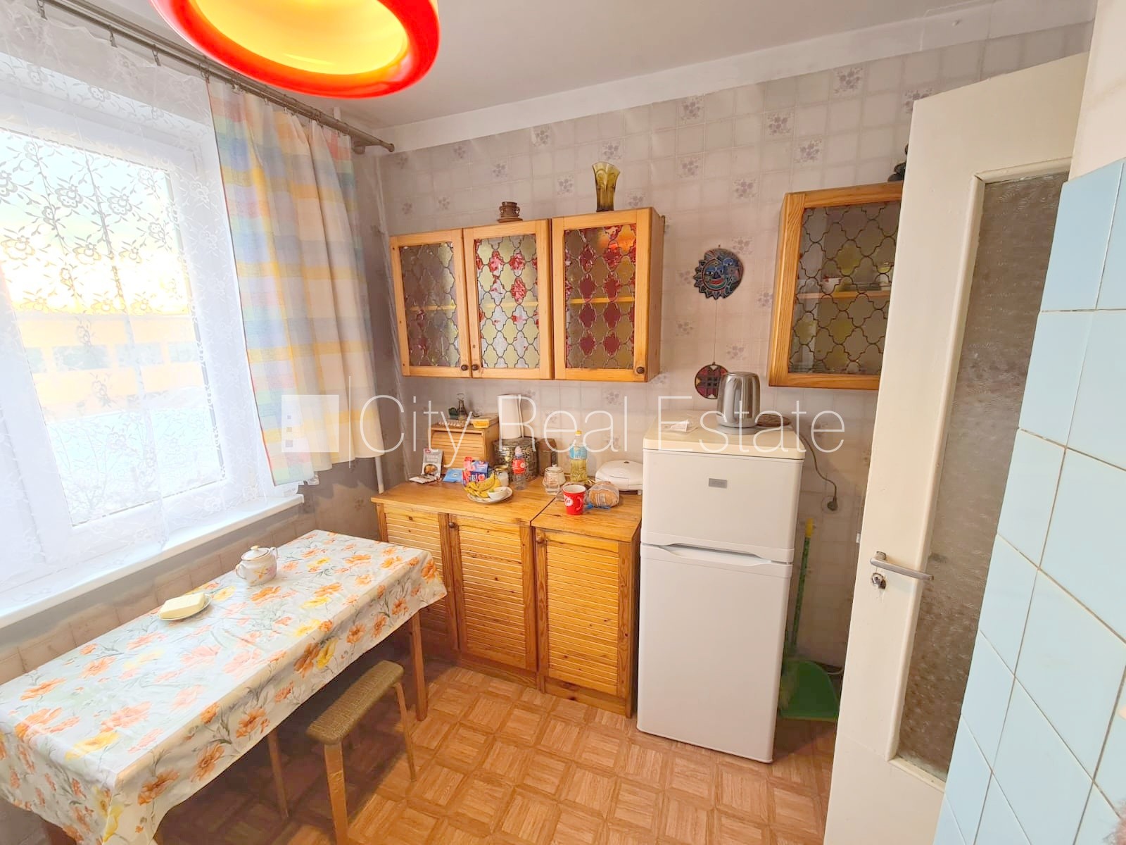 Sludinājumi. Fasādes māja, ieeja no pagalma, ir lifts, kāpņu telpa pēc kosmētiskā remonta, lodžija, logi vērsti Cena: 35000 EUR Foto #10