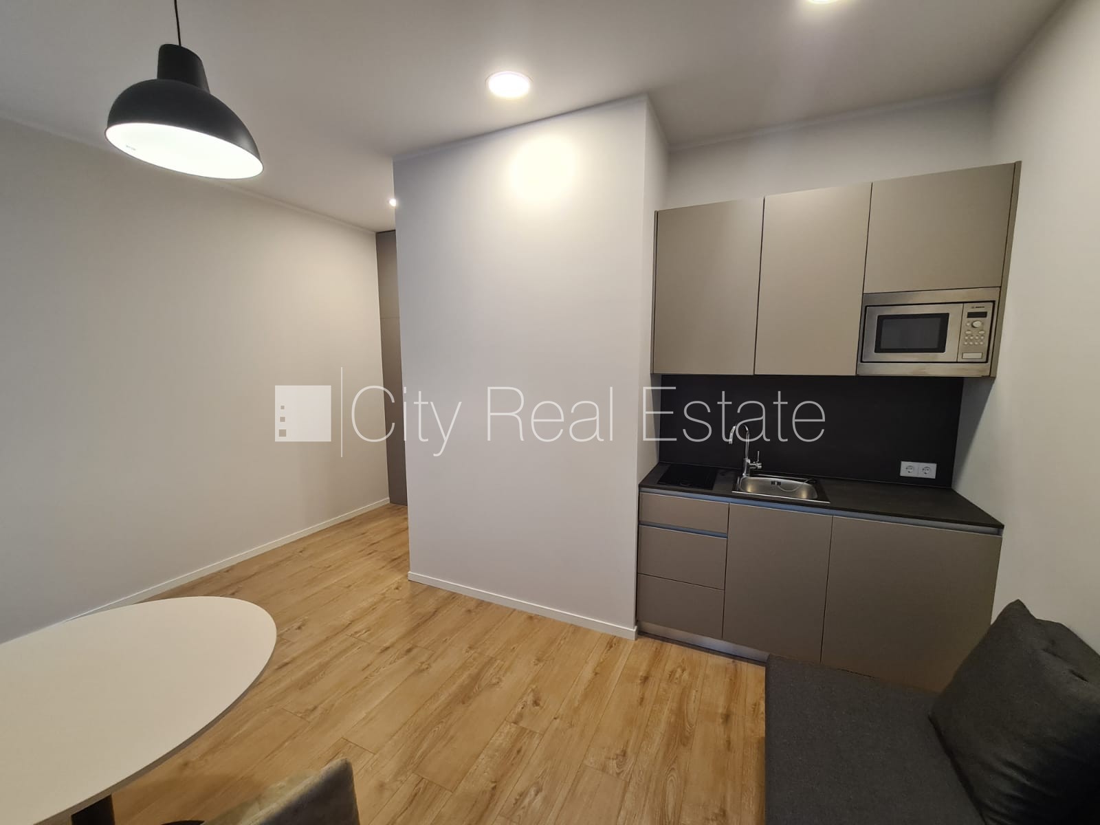 Sludinājumi. Pagalma ēka, renovēta māja, slēgts pagalms, ieeja no pagalma, ir lifts, kāpņu telpa pēc kapitālā Cena: 360 EUR/mēn Foto #2