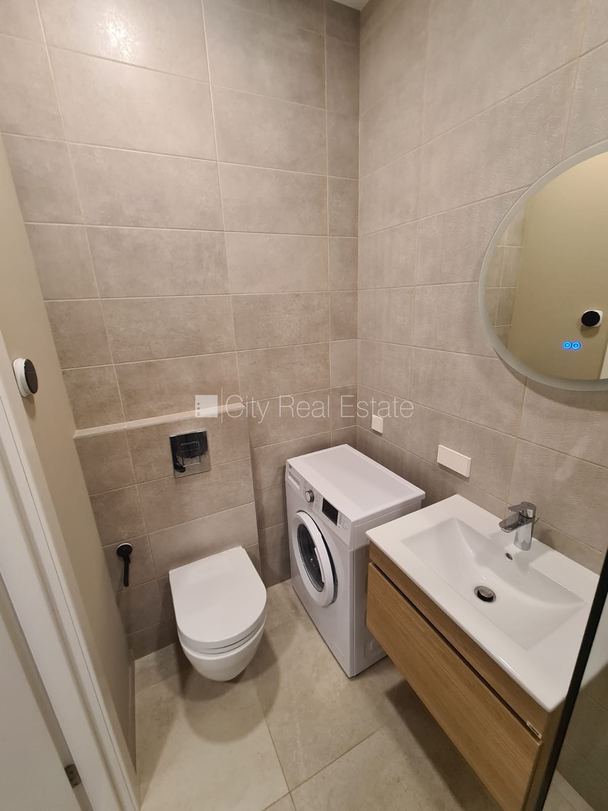 Sludinājumi. Pagalma ēka, renovēta māja, slēgts pagalms, ieeja no pagalma, ir lifts, kāpņu telpa pēc kapitālā Cena: 360 EUR/mēn Foto #12