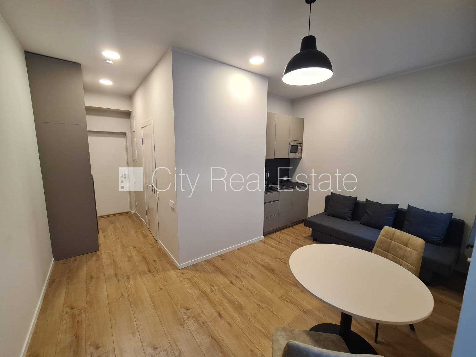 Sludinājumi. Pagalma ēka, renovēta māja, slēgts pagalms, ieeja no pagalma, ir lifts, kāpņu telpa pēc kapitālā Cena: 360 EUR/mēn Foto #1