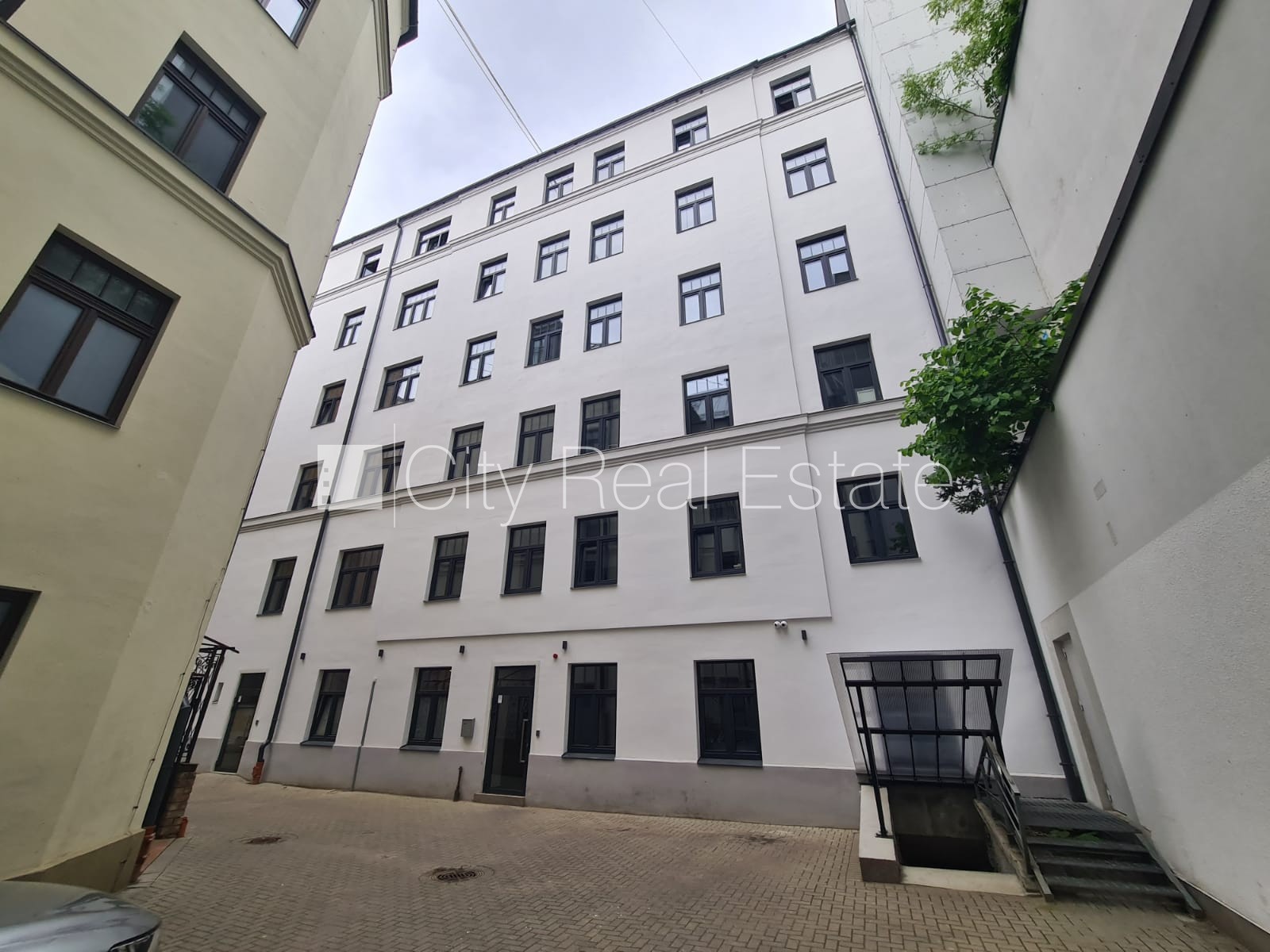 Sludinājumi. Pagalma ēka, renovēta māja, slēgts pagalms, ieeja no pagalma, ir lifts, kāpņu telpa pēc kapitālā Cena: 360 EUR/mēn Foto #18