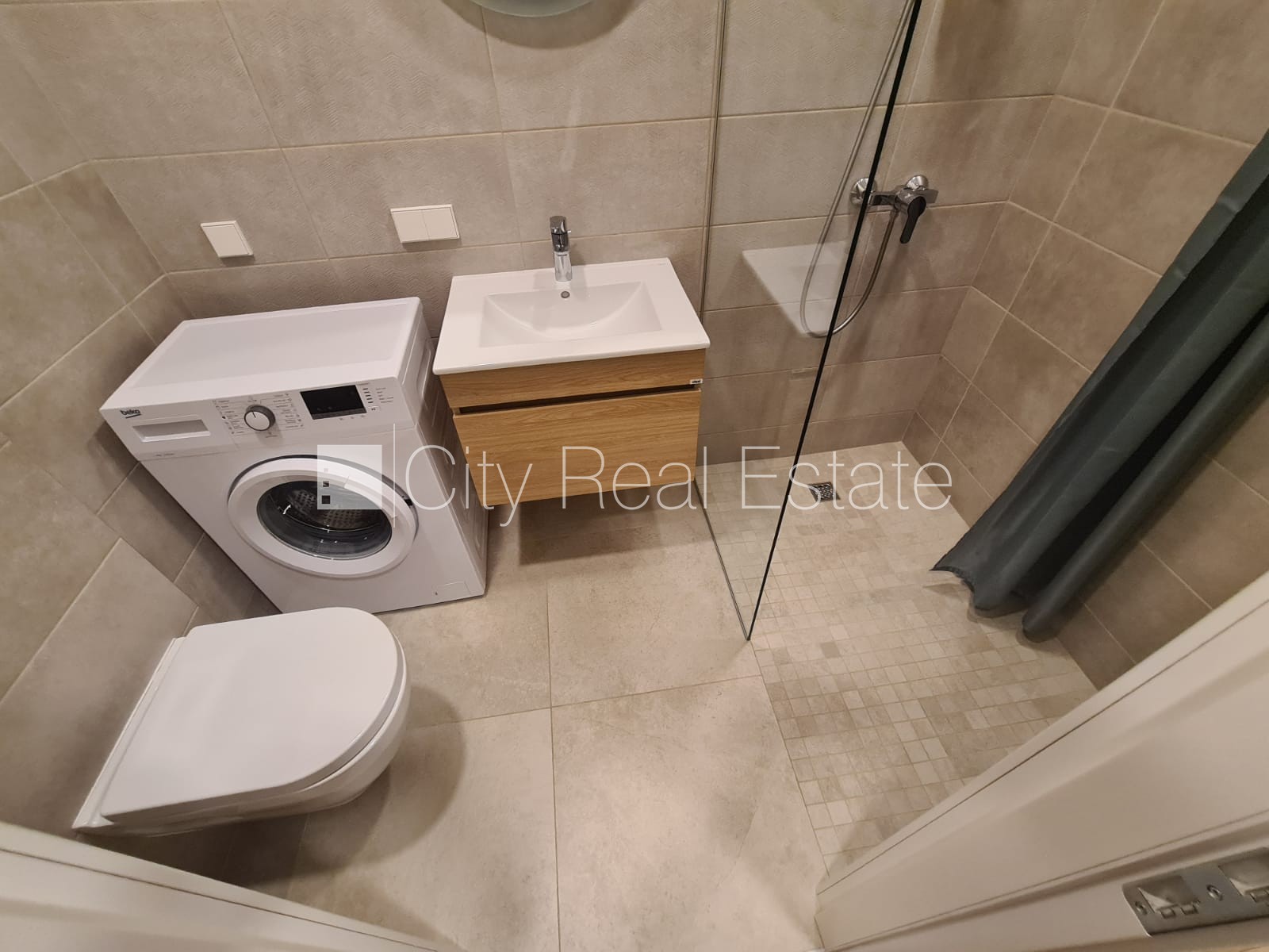 Sludinājumi. Pagalma ēka, renovēta māja, slēgts pagalms, ieeja no pagalma, ir lifts, kāpņu telpa pēc kapitālā Cena: 360 EUR/mēn Foto #15