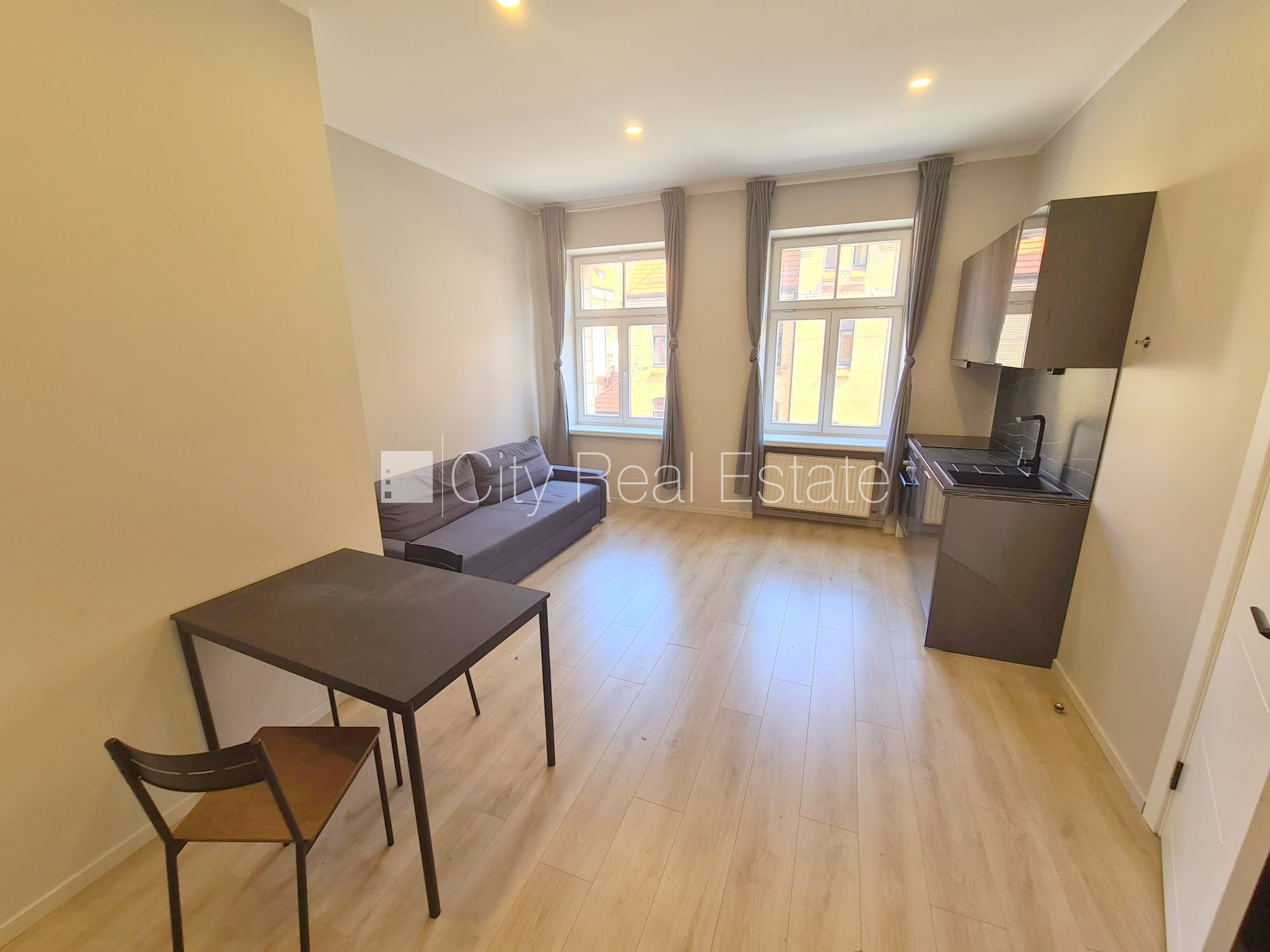 Sludinājumi. Fasādes māja, renovēta māja, slēgts pagalms, ieeja no pagalma, ir lifts, kāpņu telpa pēc kapitālā Cena: 380 EUR/mēn Foto #3