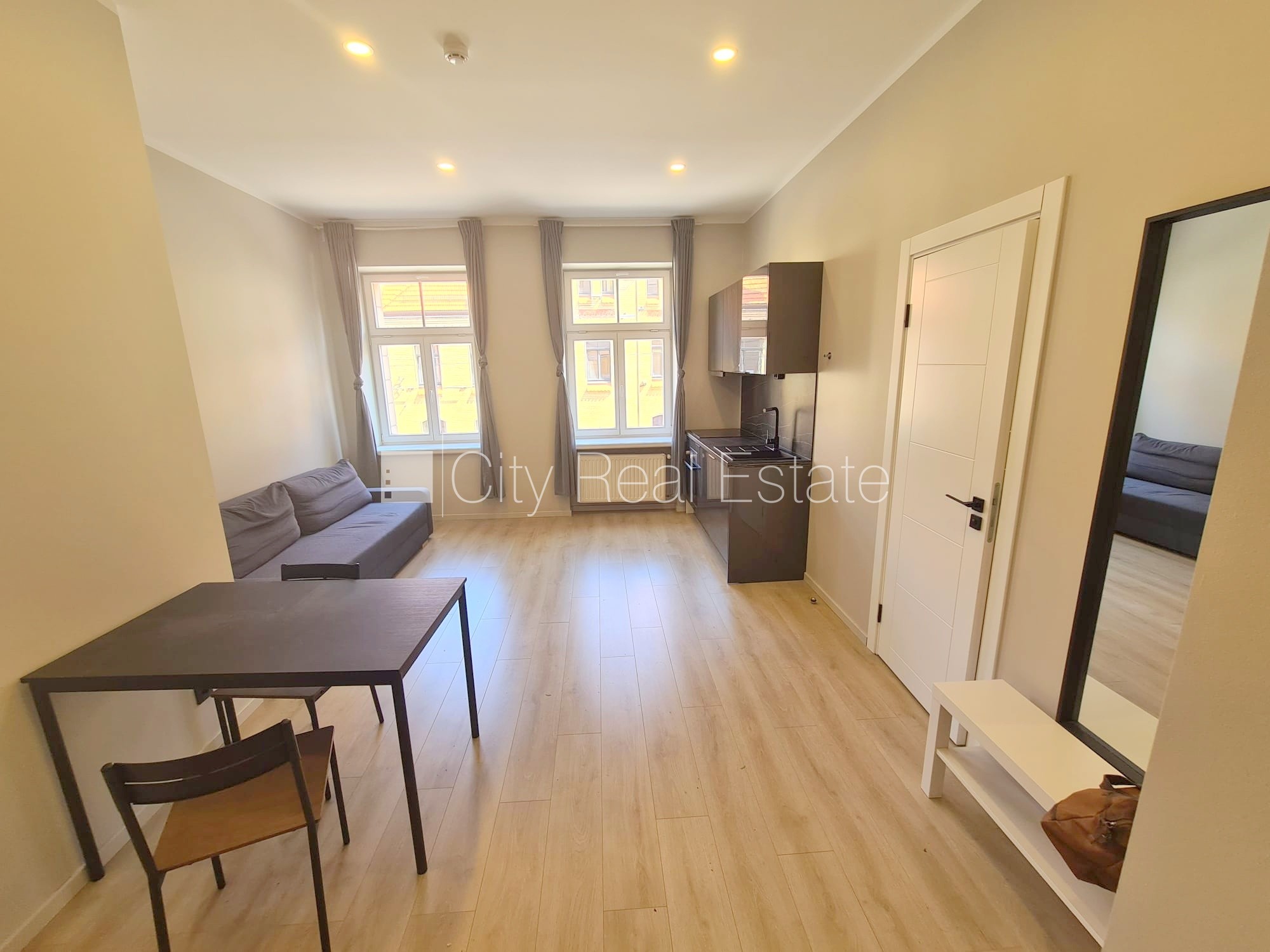 Sludinājumi. Fasādes māja, renovēta māja, slēgts pagalms, ieeja no pagalma, ir lifts, kāpņu telpa pēc kapitālā Cena: 380 EUR/mēn Foto #2