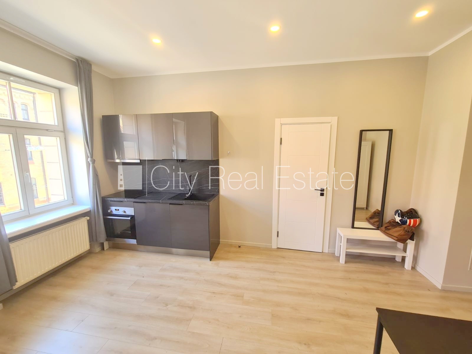 Sludinājumi. Fasādes māja, renovēta māja, slēgts pagalms, ieeja no pagalma, ir lifts, kāpņu telpa pēc kapitālā Cena: 380 EUR/mēn Foto #4