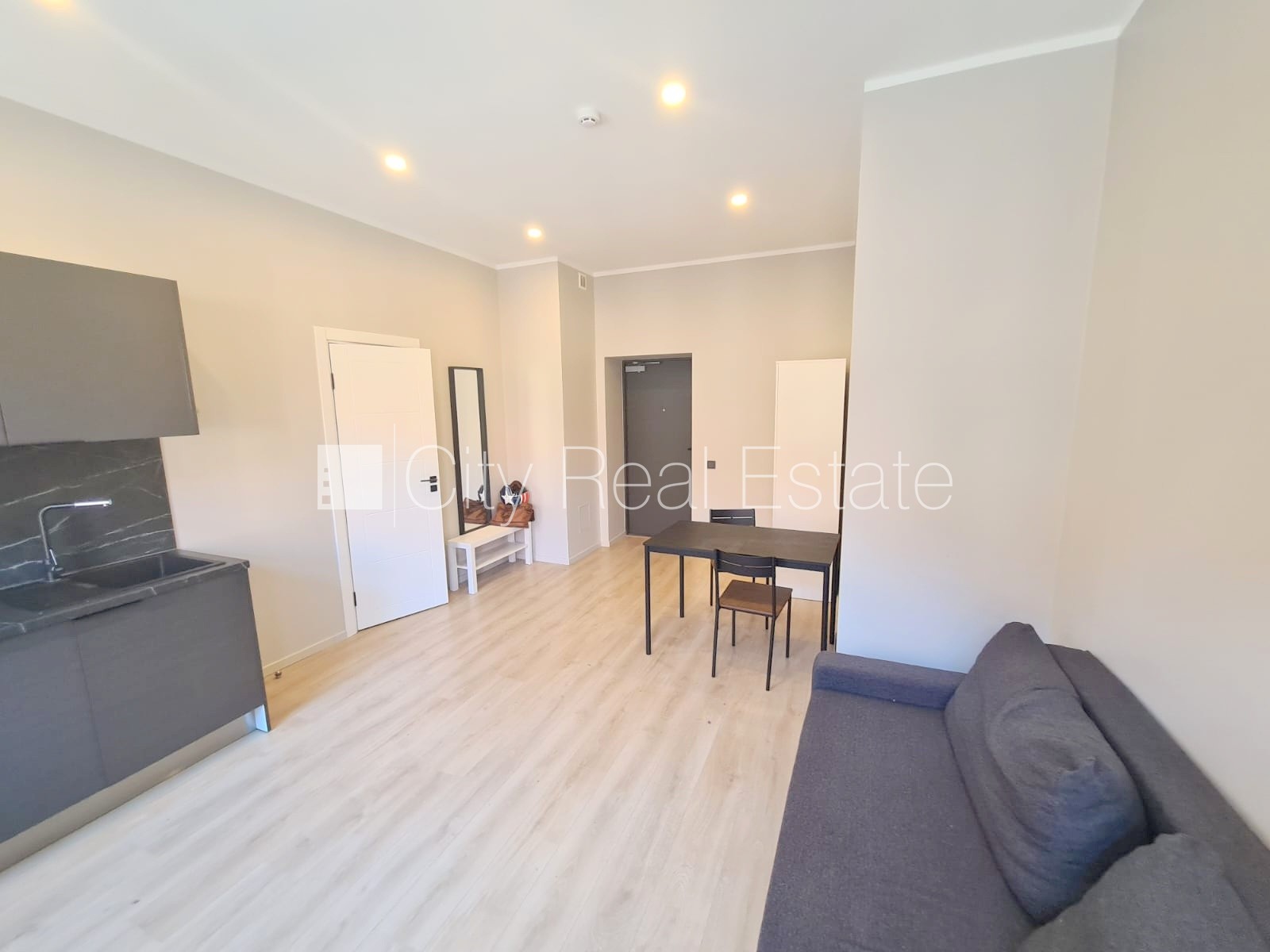 Sludinājumi. Fasādes māja, renovēta māja, slēgts pagalms, ieeja no pagalma, ir lifts, kāpņu telpa pēc kapitālā Cena: 380 EUR/mēn Foto #11