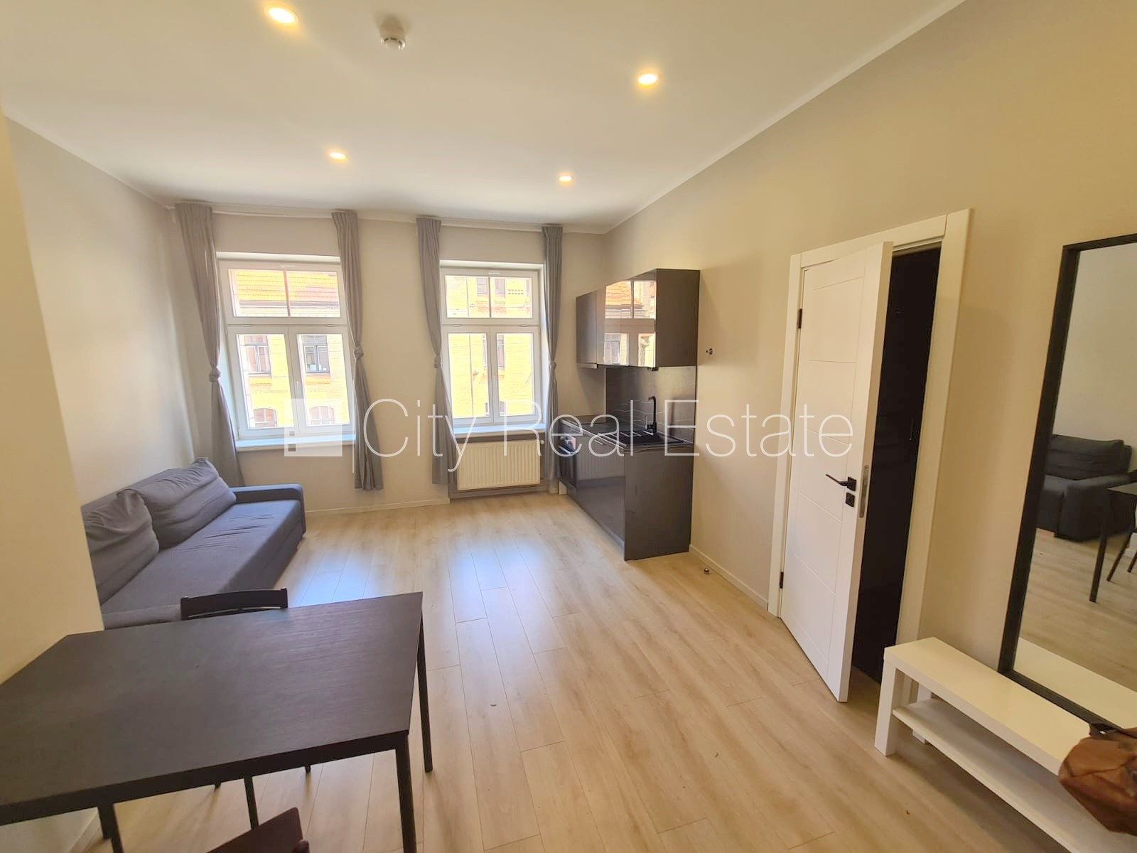 Sludinājumi. Fasādes māja, renovēta māja, slēgts pagalms, ieeja no pagalma, ir lifts, kāpņu telpa pēc kapitālā Cena: 380 EUR/mēn Foto #1
