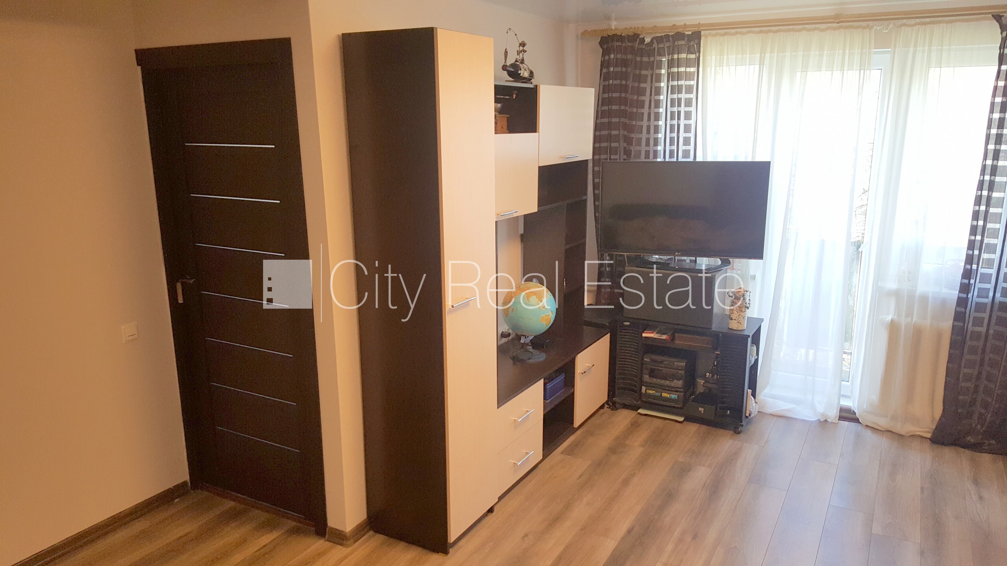 Sludinājumi. Fasādes māja, ieeja no pagalma, kāpņu telpa pēc kosmētiskā remonta, balkons, plašs skats no loga, Cena: 240 EUR/mēn Foto #5