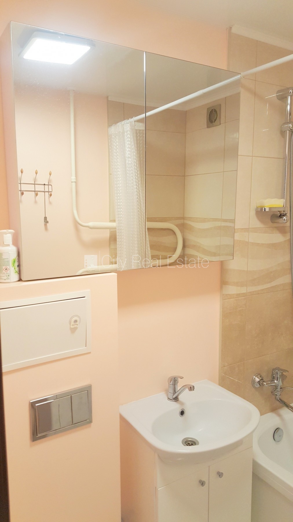 Sludinājumi. Fasādes māja, ieeja no pagalma, kāpņu telpa pēc kosmētiskā remonta, balkons, plašs skats no loga, Cena: 240 EUR/mēn Foto #11