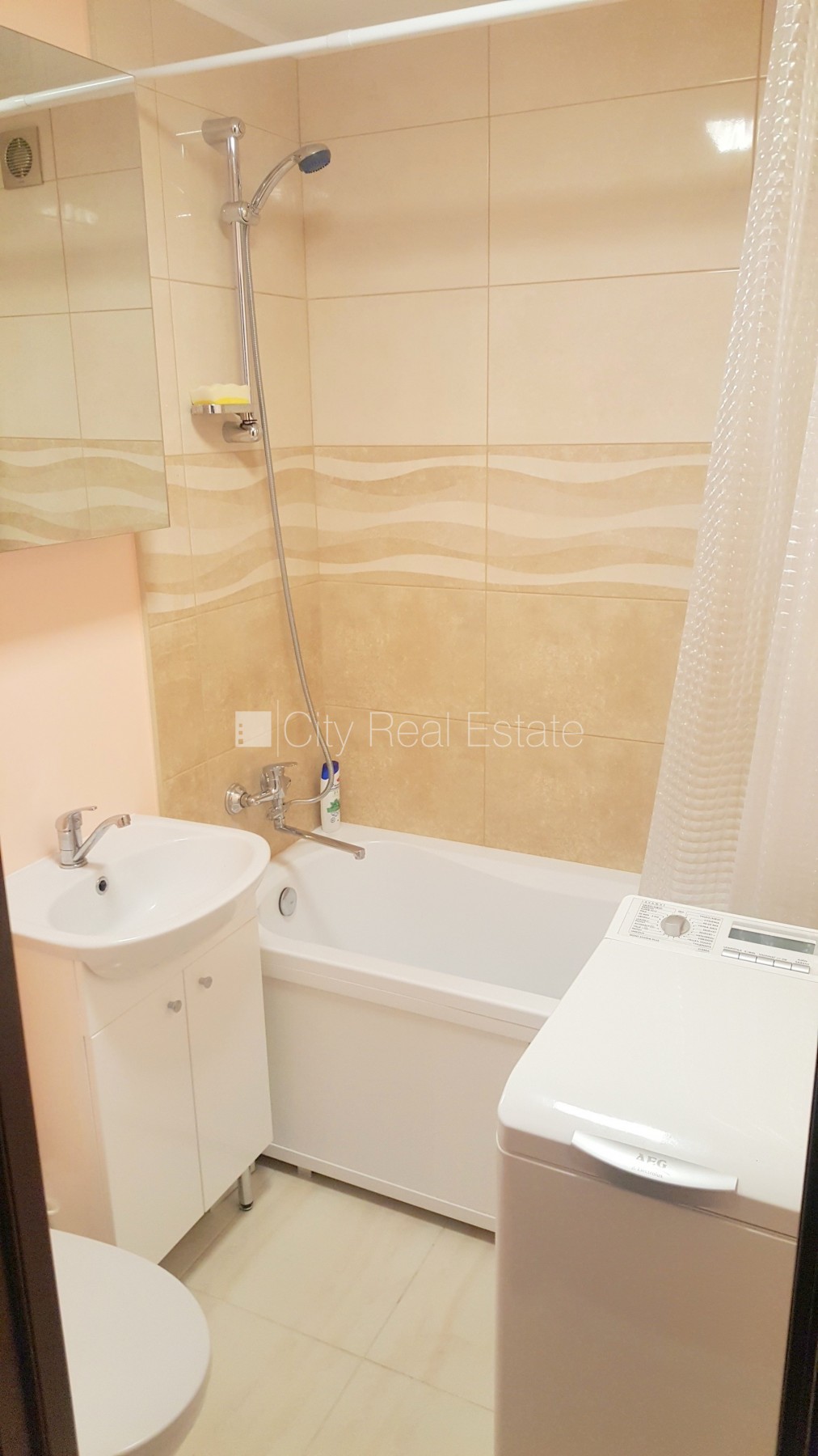 Sludinājumi. Fasādes māja, ieeja no pagalma, kāpņu telpa pēc kosmētiskā remonta, balkons, plašs skats no loga, Cena: 240 EUR/mēn Foto #10