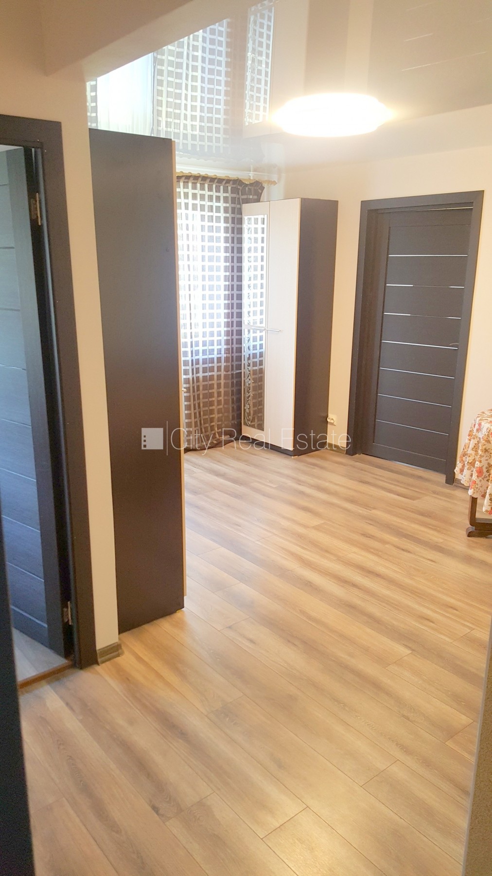 Sludinājumi. Fasādes māja, ieeja no pagalma, kāpņu telpa pēc kosmētiskā remonta, balkons, plašs skats no loga, Cena: 240 EUR/mēn Foto #4