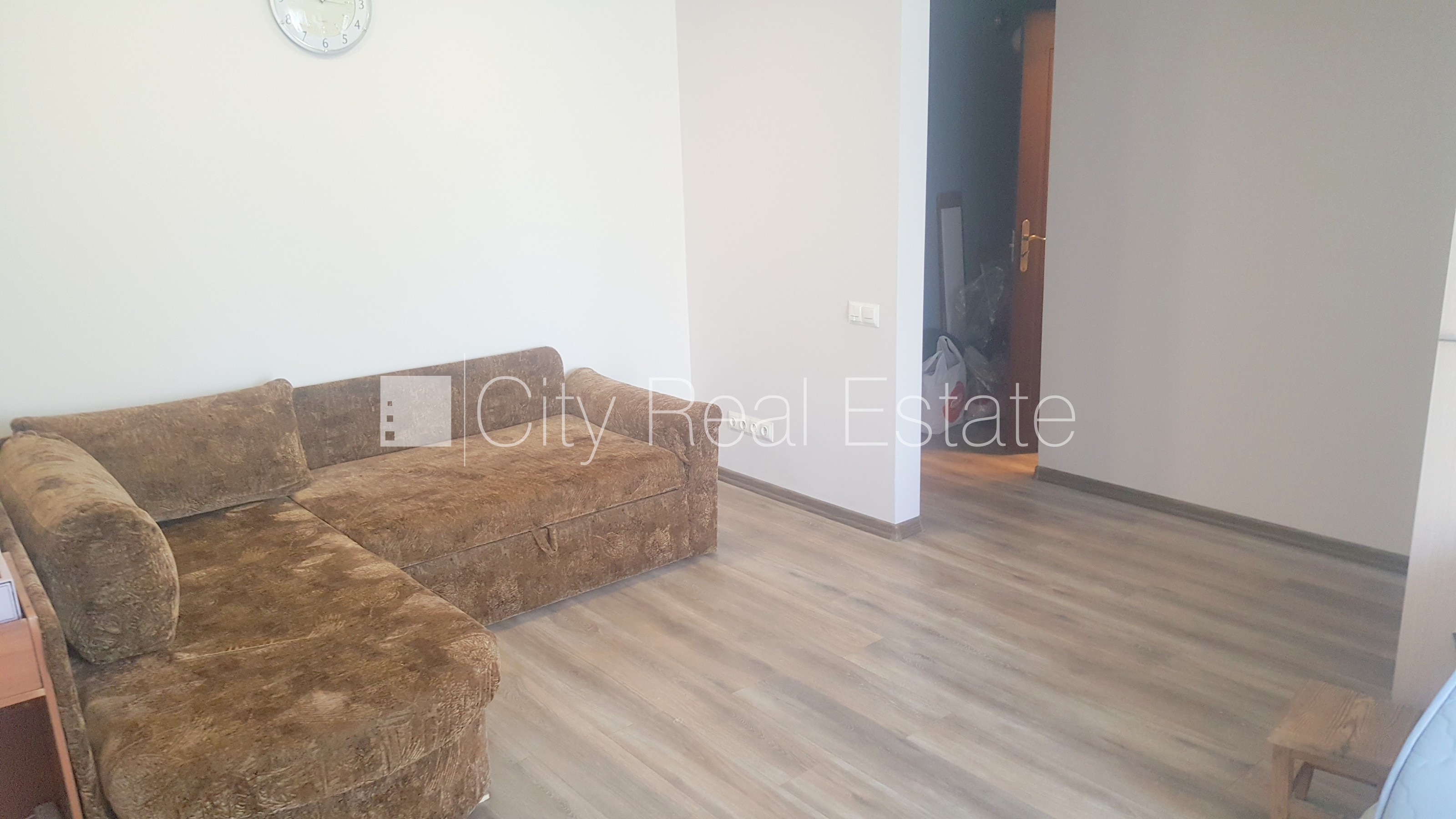 Sludinājumi. Fasādes māja, ieeja no pagalma, kāpņu telpa pēc kosmētiskā remonta, balkons, plašs skats no loga, Cena: 240 EUR/mēn Foto #8