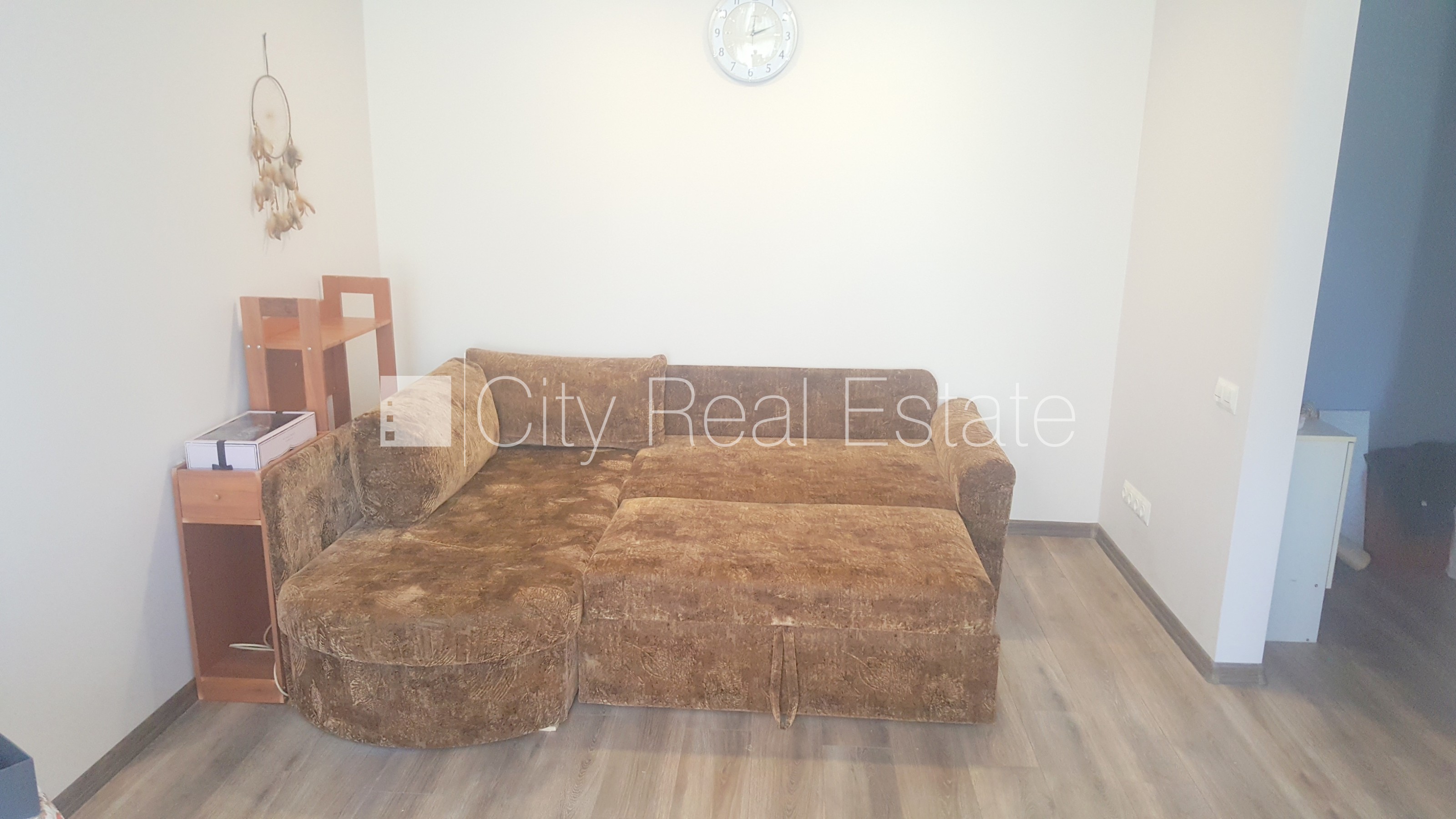 Sludinājumi. Fasādes māja, ieeja no pagalma, kāpņu telpa pēc kosmētiskā remonta, balkons, plašs skats no loga, Cena: 240 EUR/mēn Foto #7