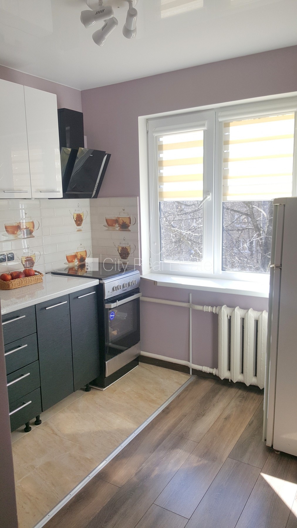 Sludinājumi. Fasādes māja, ieeja no pagalma, kāpņu telpa pēc kosmētiskā remonta, balkons, plašs skats no loga, Cena: 240 EUR/mēn Foto #3