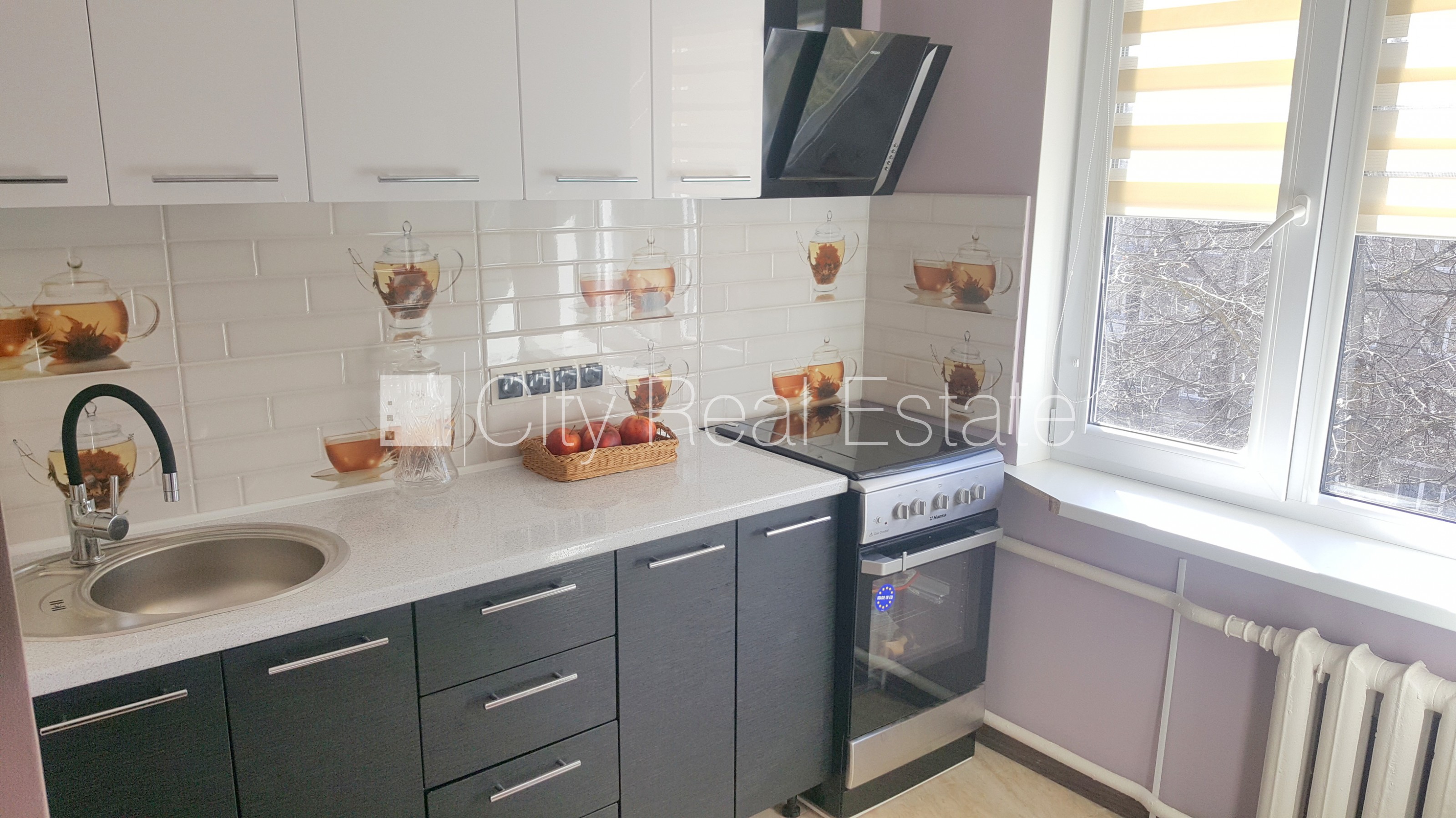 Sludinājumi. Fasādes māja, ieeja no pagalma, kāpņu telpa pēc kosmētiskā remonta, balkons, plašs skats no loga, Cena: 240 EUR/mēn Foto #2