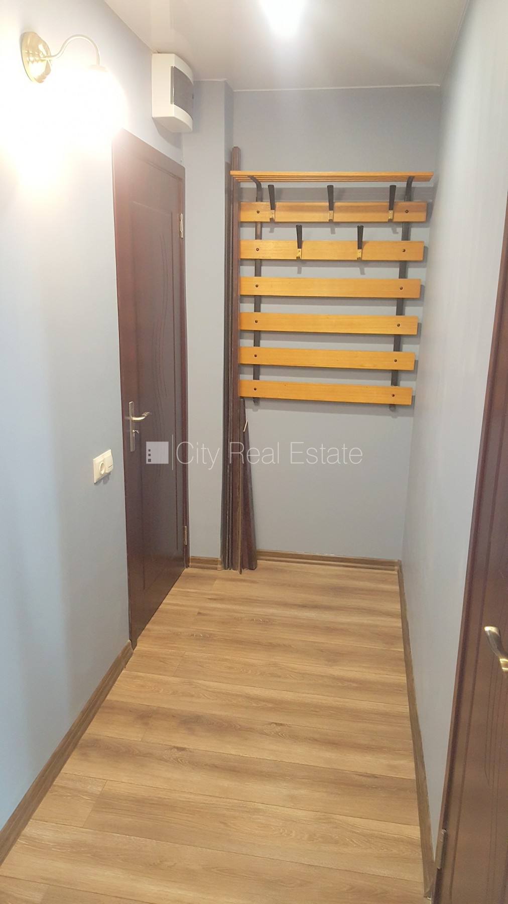 Sludinājumi. Fasādes māja, ieeja no pagalma, kāpņu telpa pēc kosmētiskā remonta, balkons, plašs skats no loga, Cena: 240 EUR/mēn Foto #12