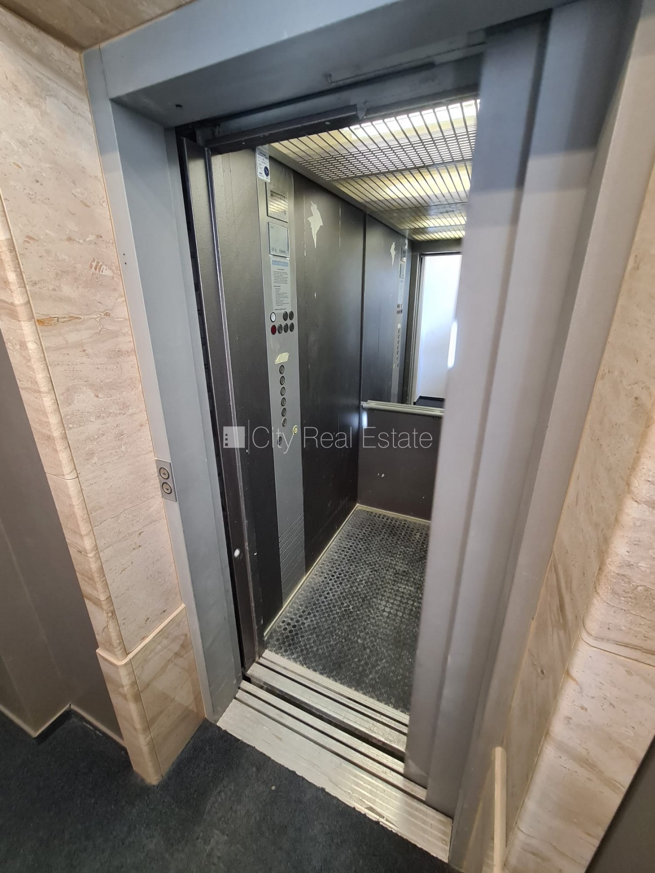 Sludinājumi. Fasādes māja, renovēta māja, slēgts pagalms, ieeja no ielas un pagalma, ir lifts, kāpņu telpa pēc Cena: 380 EUR/mēn Foto #15