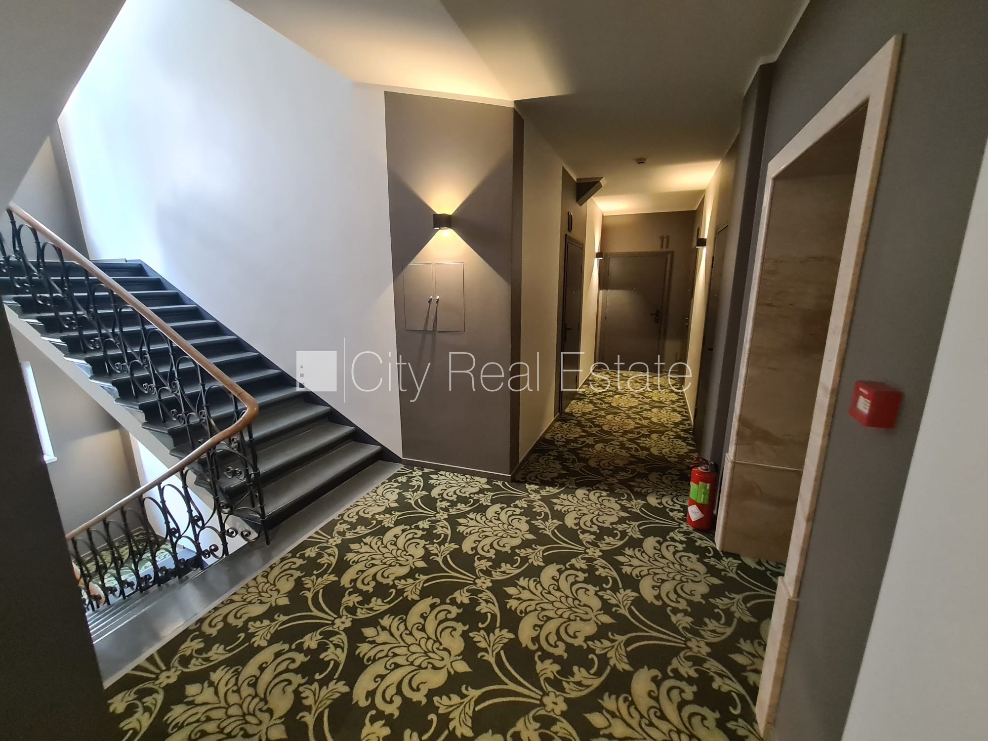 Sludinājumi. Fasādes māja, renovēta māja, slēgts pagalms, ieeja no ielas un pagalma, ir lifts, kāpņu telpa pēc Cena: 380 EUR/mēn Foto #13