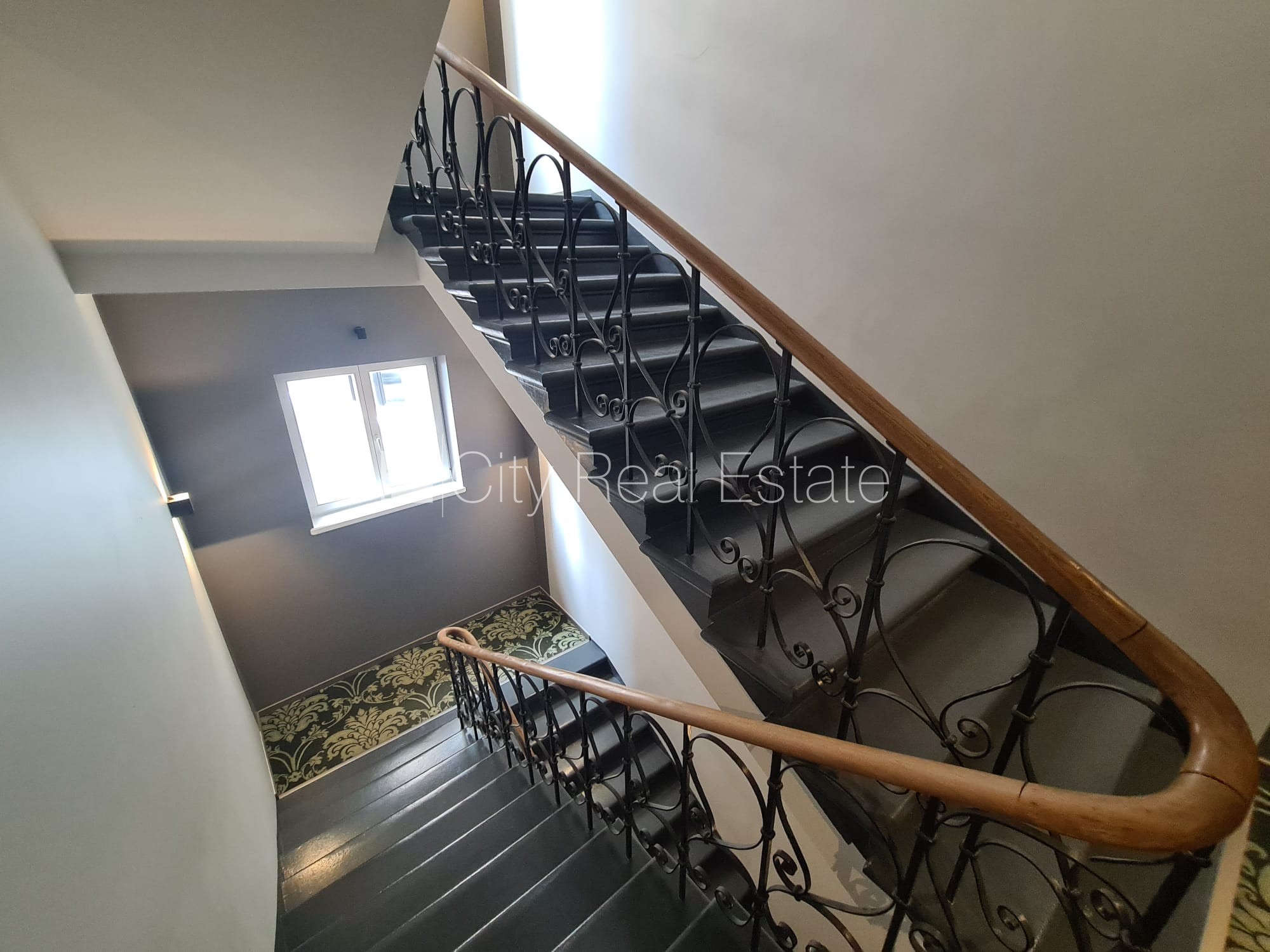 Sludinājumi. Fasādes māja, renovēta māja, slēgts pagalms, ieeja no ielas un pagalma, ir lifts, kāpņu telpa pēc Cena: 380 EUR/mēn Foto #17