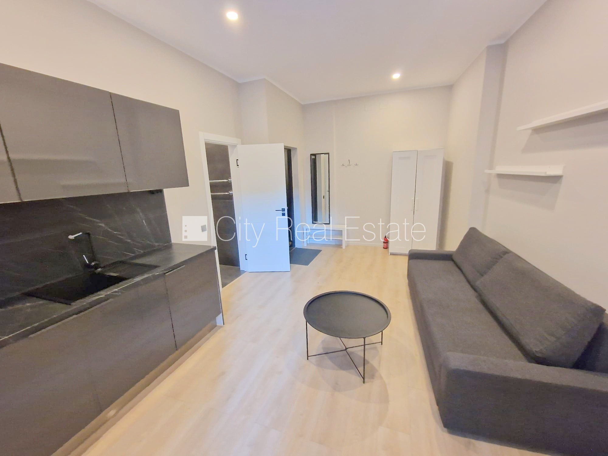 Sludinājumi. Fasādes māja, renovēta māja, slēgts pagalms, ieeja no ielas un pagalma, ir lifts, kāpņu telpa pēc Cena: 380 EUR/mēn Foto #4