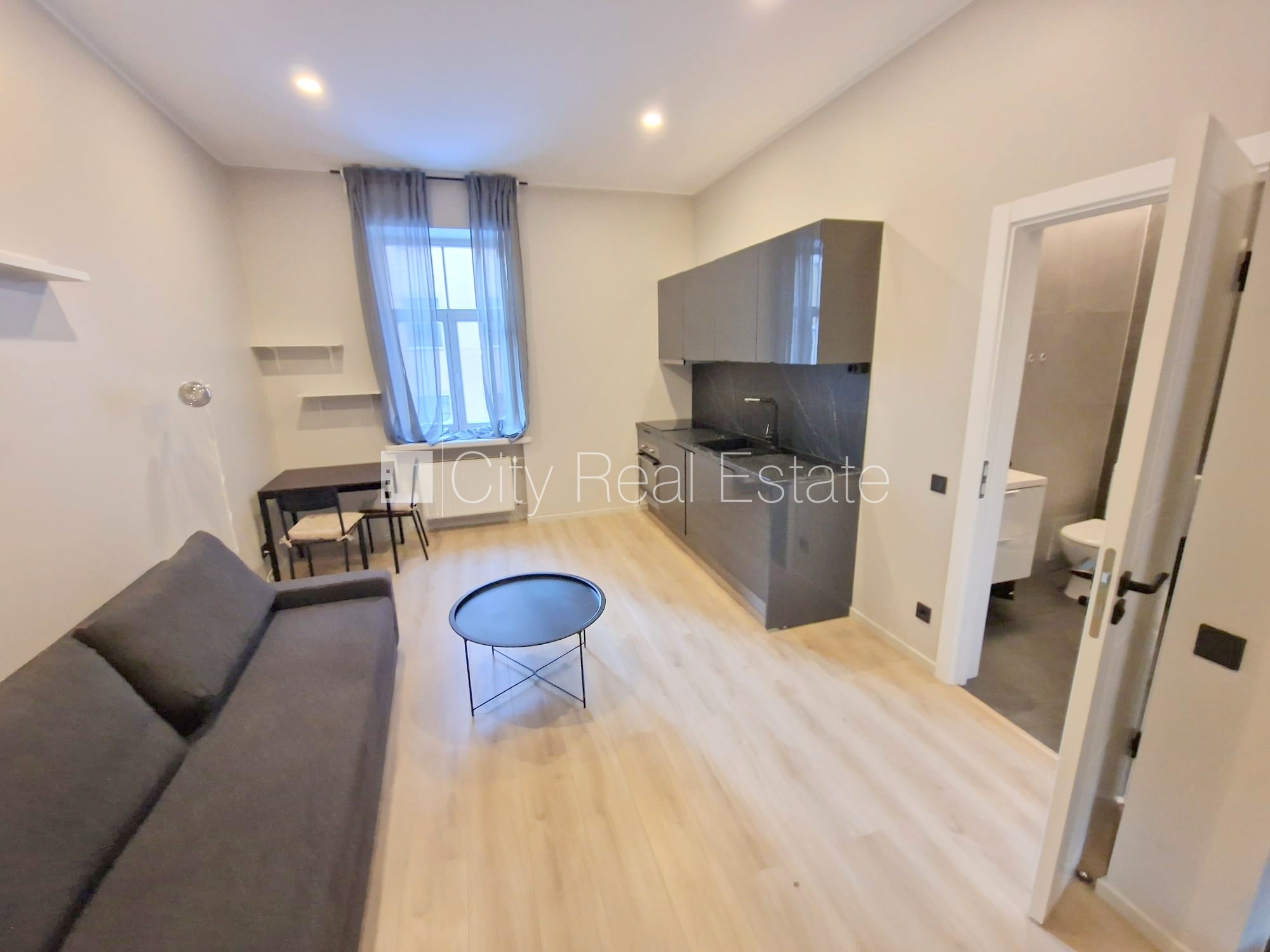 Sludinājumi. Fasādes māja, renovēta māja, slēgts pagalms, ieeja no ielas un pagalma, ir lifts, kāpņu telpa pēc Cena: 380 EUR/mēn Foto #1