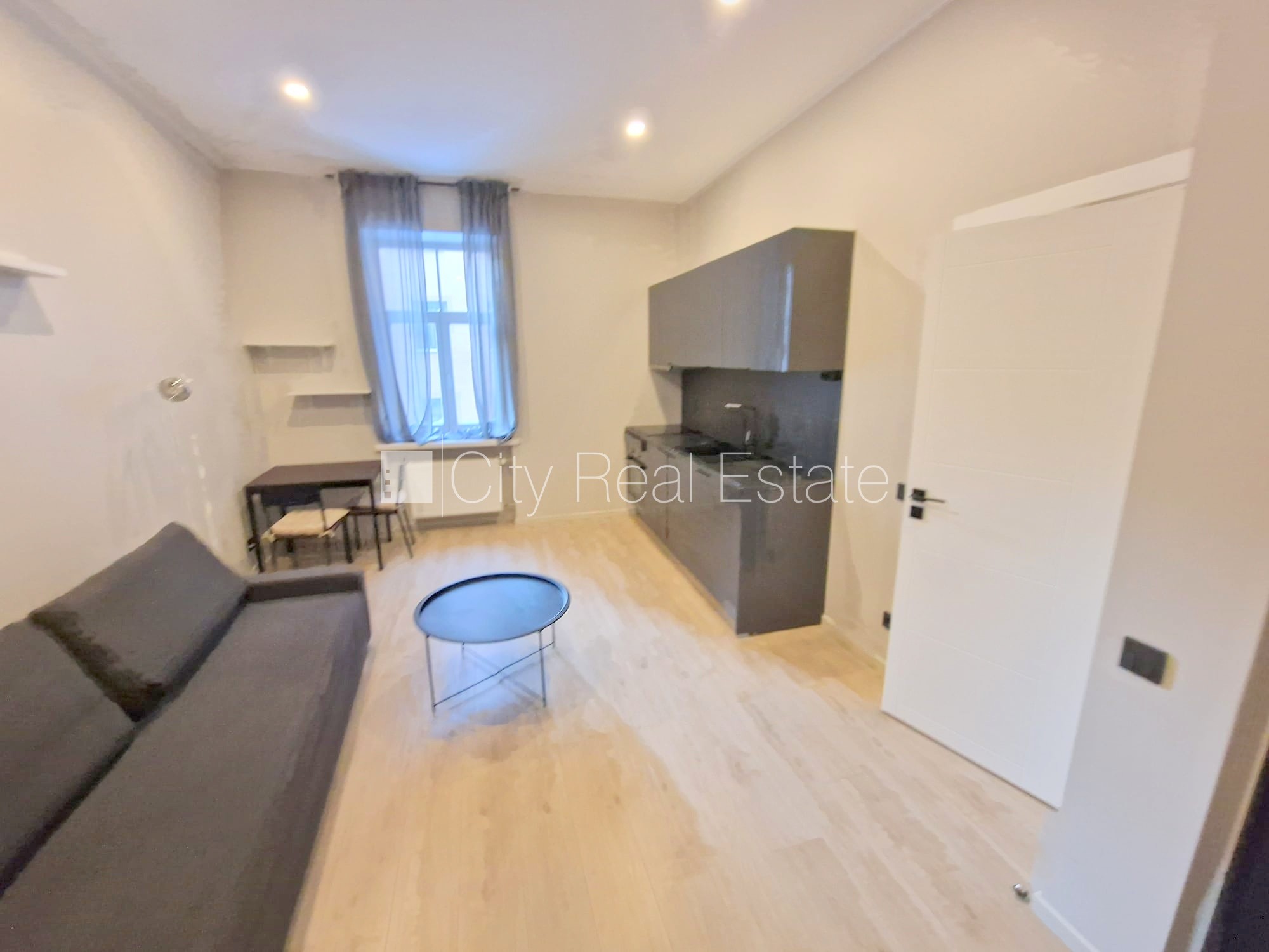 Sludinājumi. Fasādes māja, renovēta māja, slēgts pagalms, ieeja no ielas un pagalma, ir lifts, kāpņu telpa pēc Cena: 380 EUR/mēn Foto #2