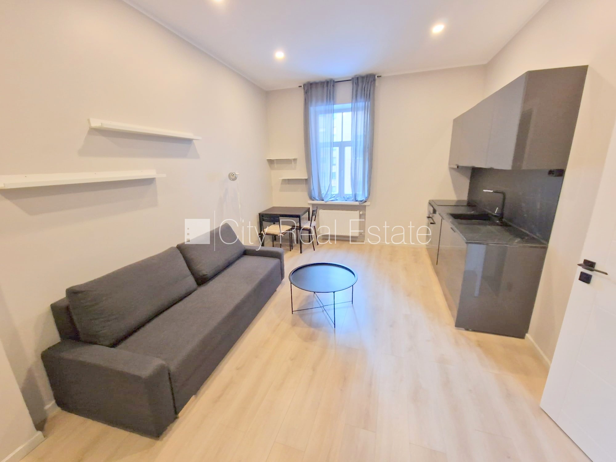 Sludinājumi. Fasādes māja, renovēta māja, slēgts pagalms, ieeja no ielas un pagalma, ir lifts, kāpņu telpa pēc Cena: 380 EUR/mēn Foto #3