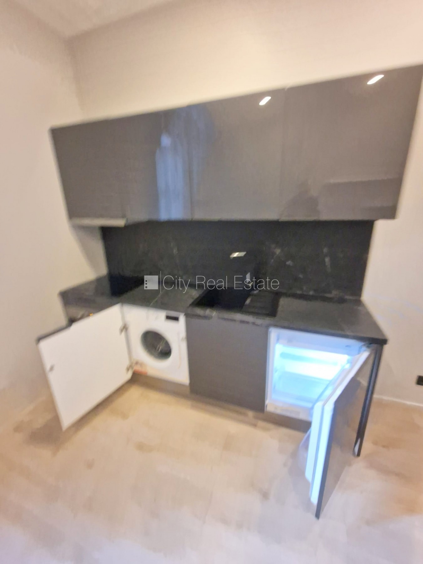Sludinājumi. Fasādes māja, renovēta māja, slēgts pagalms, ieeja no ielas un pagalma, ir lifts, kāpņu telpa pēc Cena: 380 EUR/mēn Foto #8