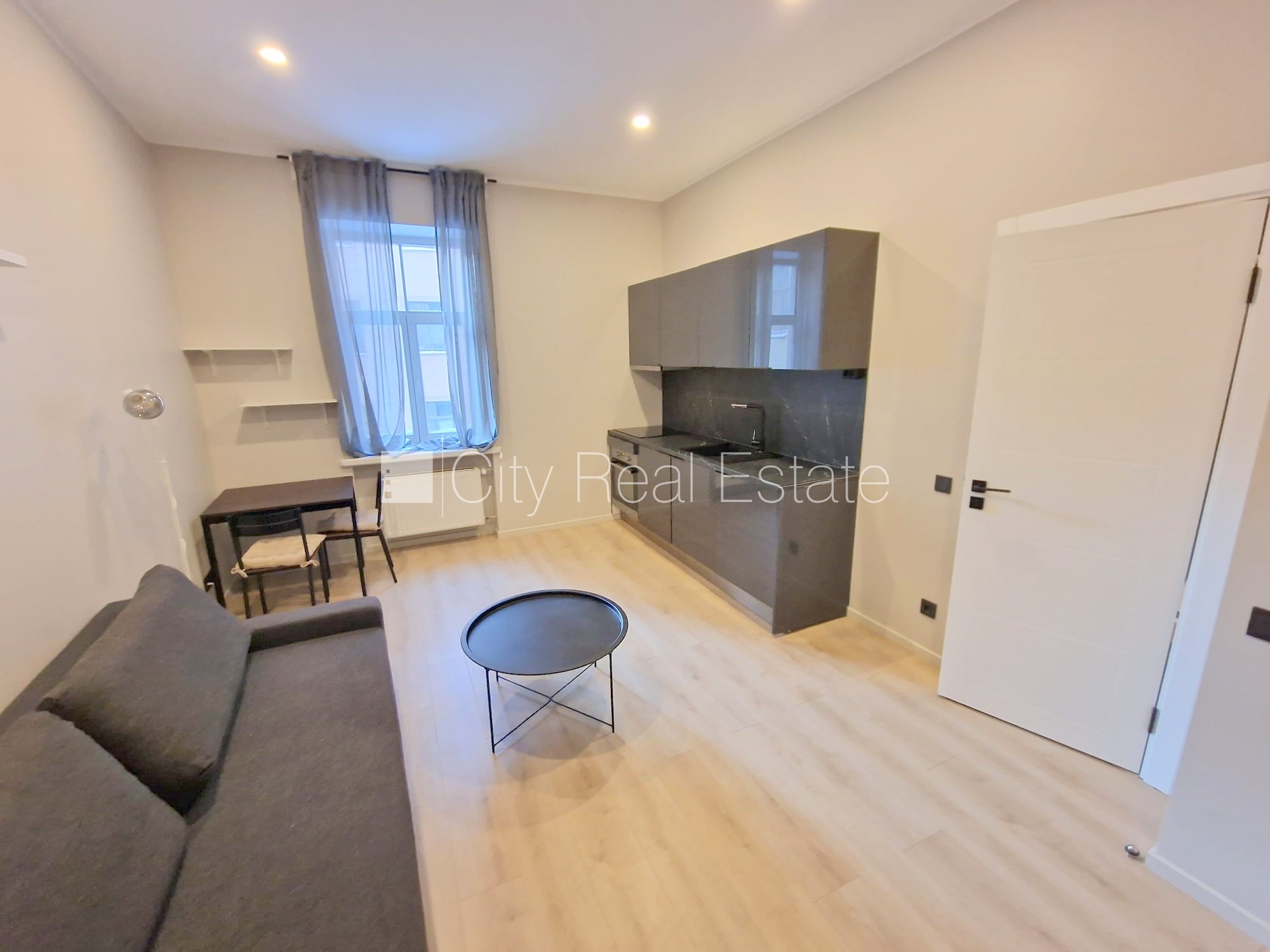 Sludinājumi. Fasādes māja, renovēta māja, slēgts pagalms, ieeja no ielas un pagalma, ir lifts, kāpņu telpa pēc Cena: 380 EUR/mēn Foto #9