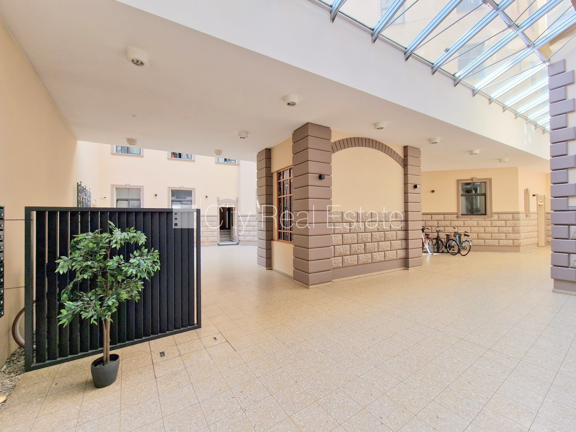 Sludinājumi. Fasādes māja, renovēta māja, slēgts pagalms, ieeja no ielas un pagalma, ir lifts, kāpņu telpa pēc Cena: 380 EUR/mēn Foto #24