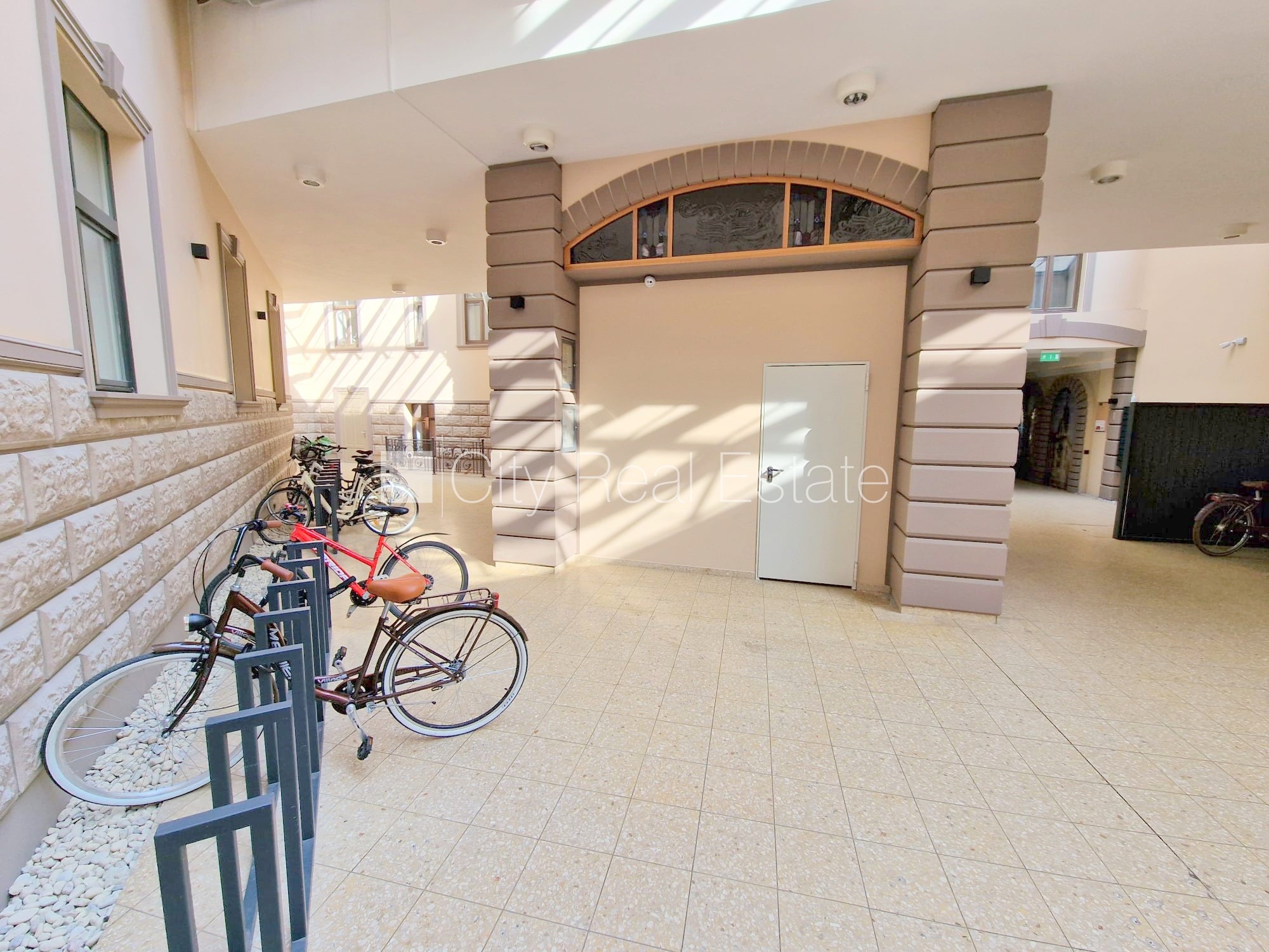 Sludinājumi. Fasādes māja, renovēta māja, slēgts pagalms, ieeja no ielas un pagalma, ir lifts, kāpņu telpa pēc Cena: 380 EUR/mēn Foto #22