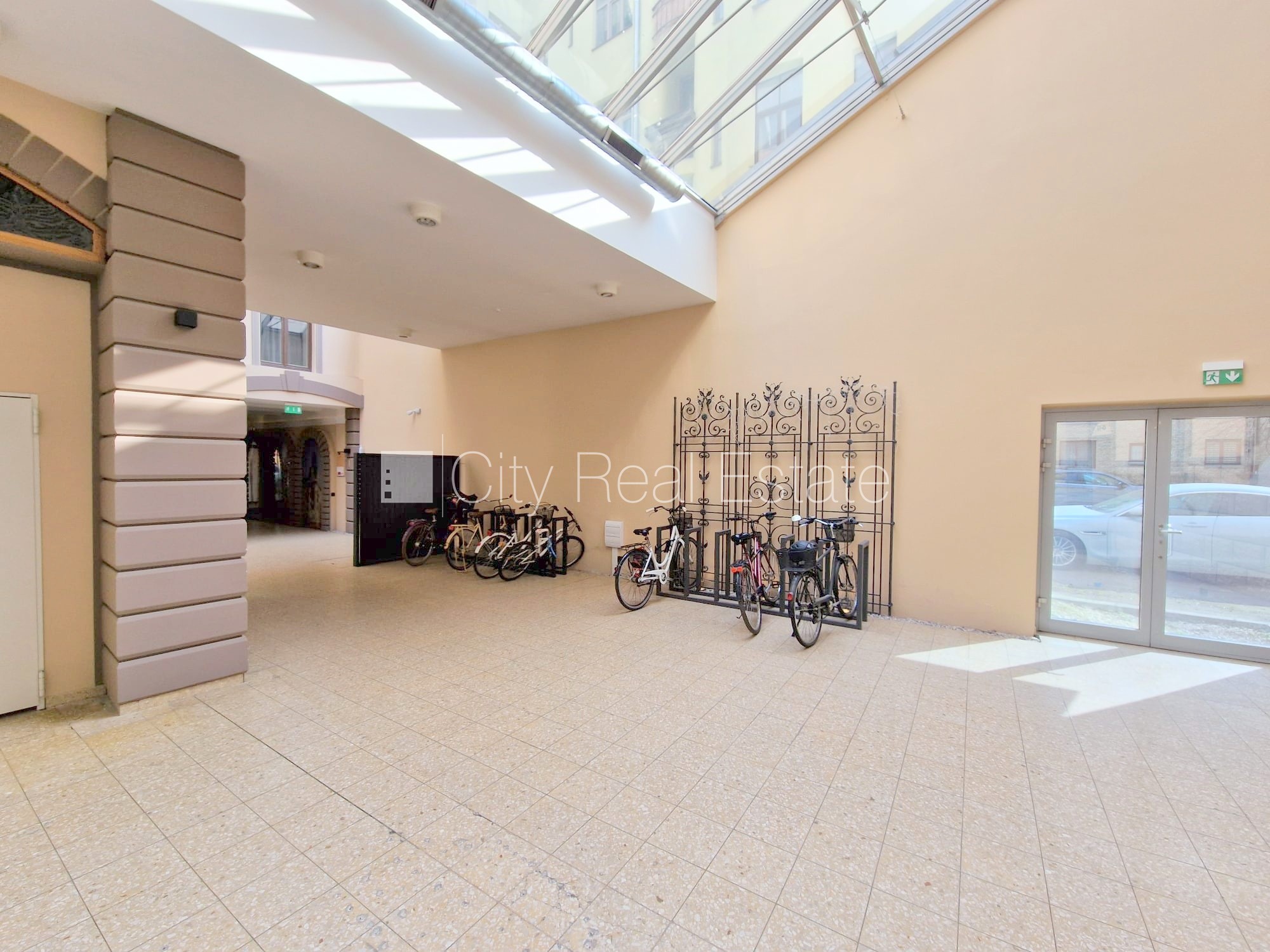 Sludinājumi. Fasādes māja, renovēta māja, slēgts pagalms, ieeja no ielas un pagalma, ir lifts, kāpņu telpa pēc Cena: 380 EUR/mēn Foto #21