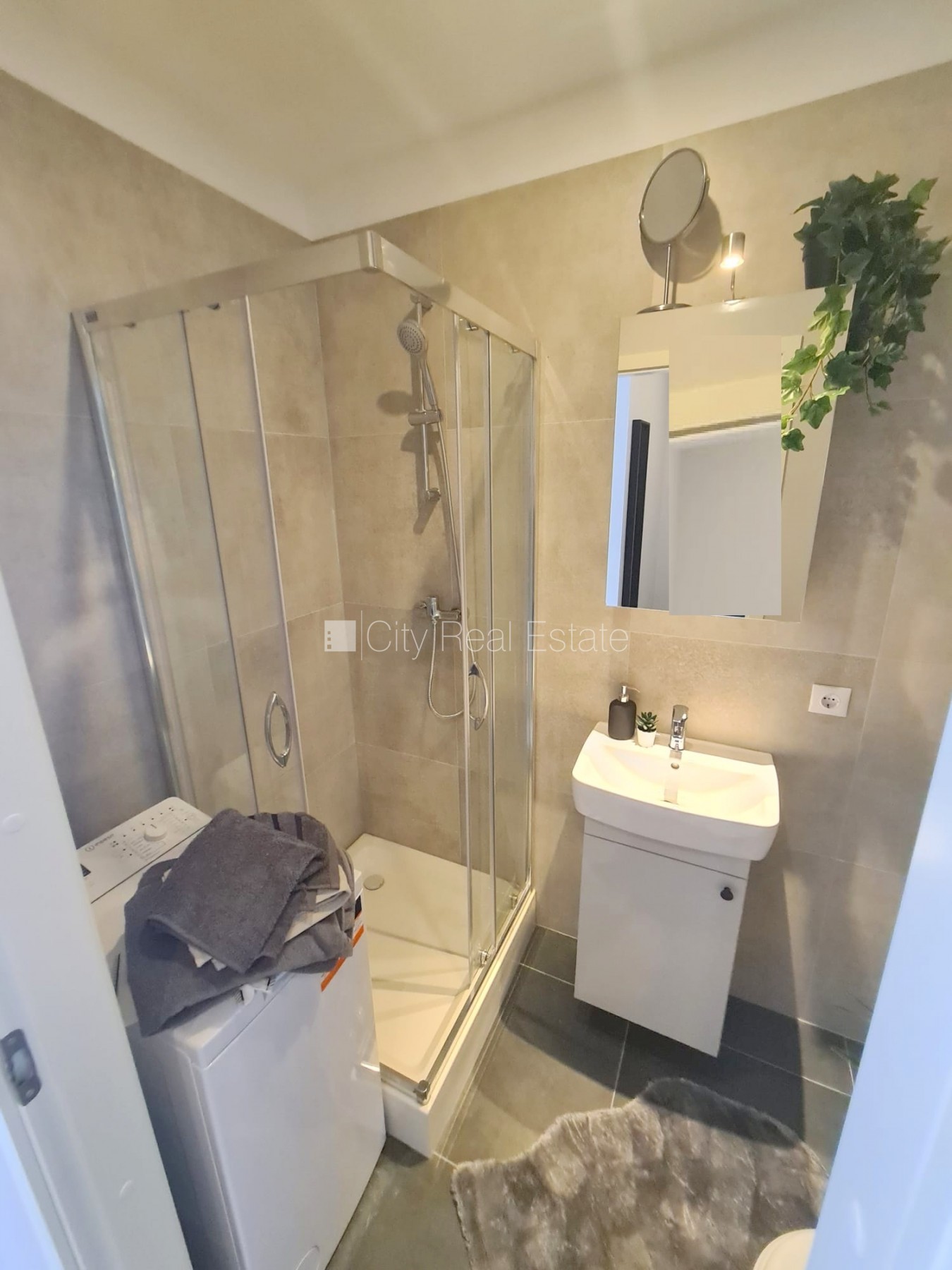 Sludinājumi. Fasādes māja, renovēta māja, ieeja no ielas, kāpņu telpa pēc kapitālā remonta, logi vērsti uz ielas Cena: 320 EUR/mēn Foto #7
