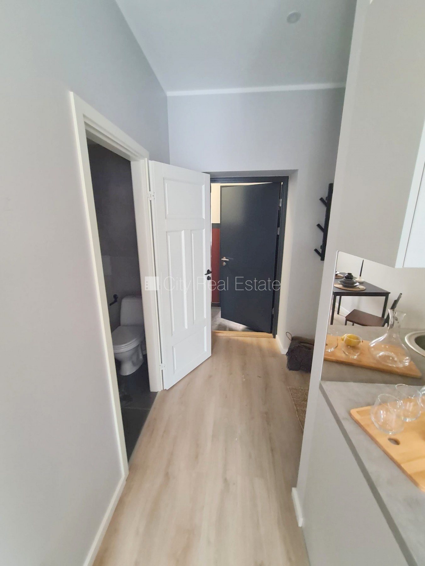 Sludinājumi. Fasādes māja, renovēta māja, ieeja no ielas, kāpņu telpa pēc kapitālā remonta, logi vērsti uz ielas Cena: 320 EUR/mēn Foto #9