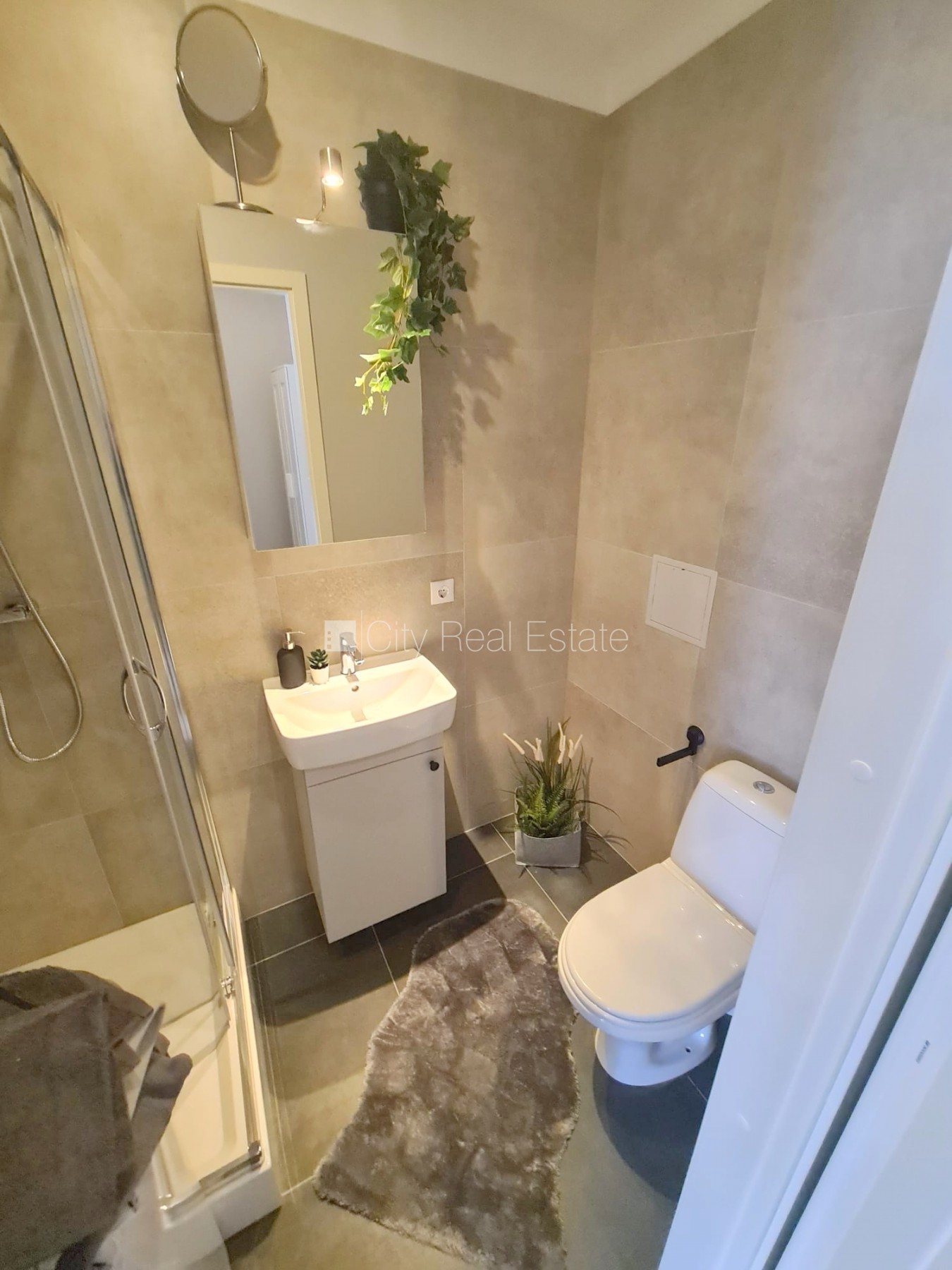 Sludinājumi. Fasādes māja, renovēta māja, ieeja no ielas, kāpņu telpa pēc kapitālā remonta, logi vērsti uz ielas Cena: 320 EUR/mēn Foto #8