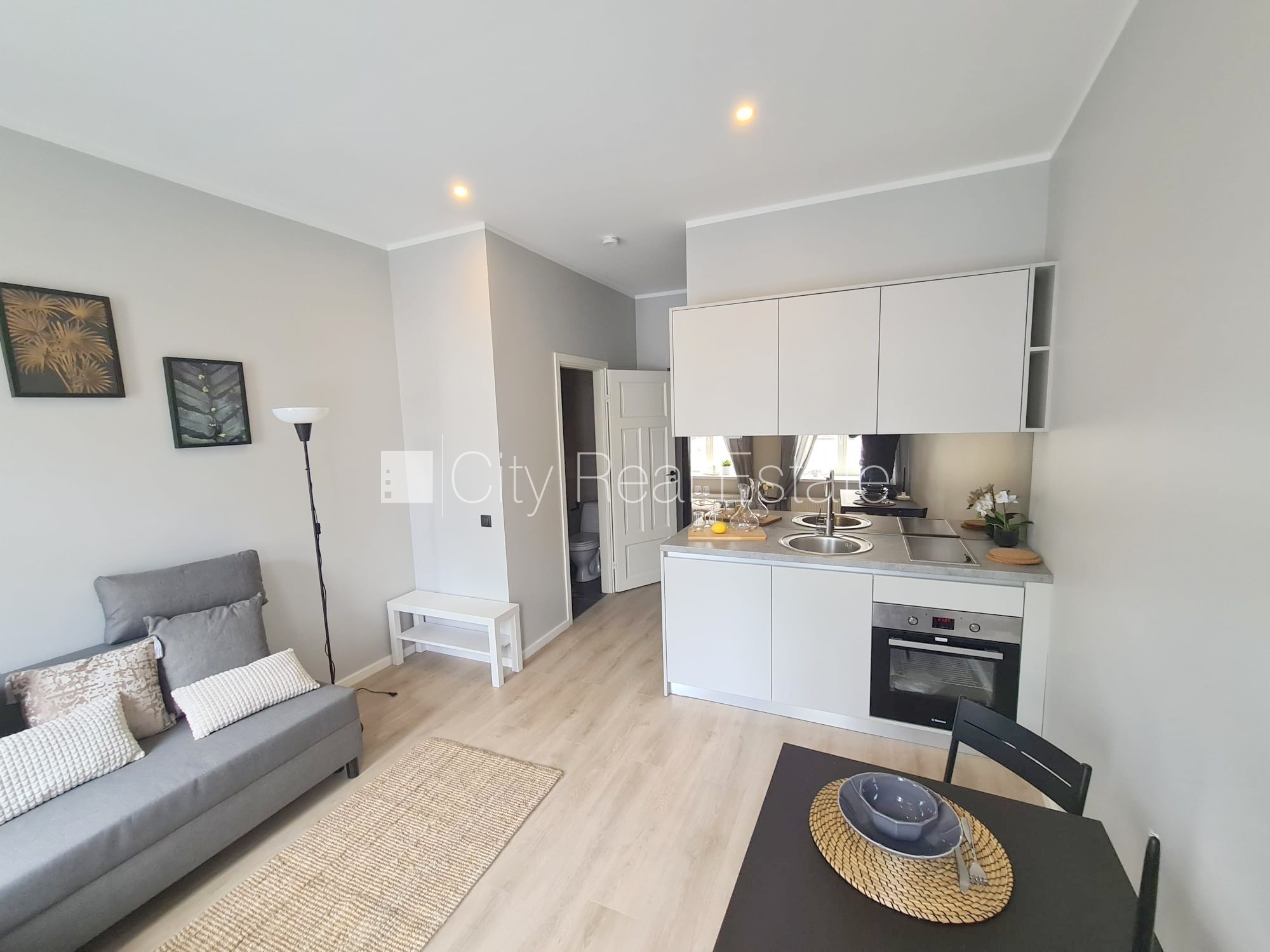 Sludinājumi. Fasādes māja, renovēta māja, ieeja no ielas, kāpņu telpa pēc kapitālā remonta, logi vērsti uz ielas Cena: 320 EUR/mēn Foto #2