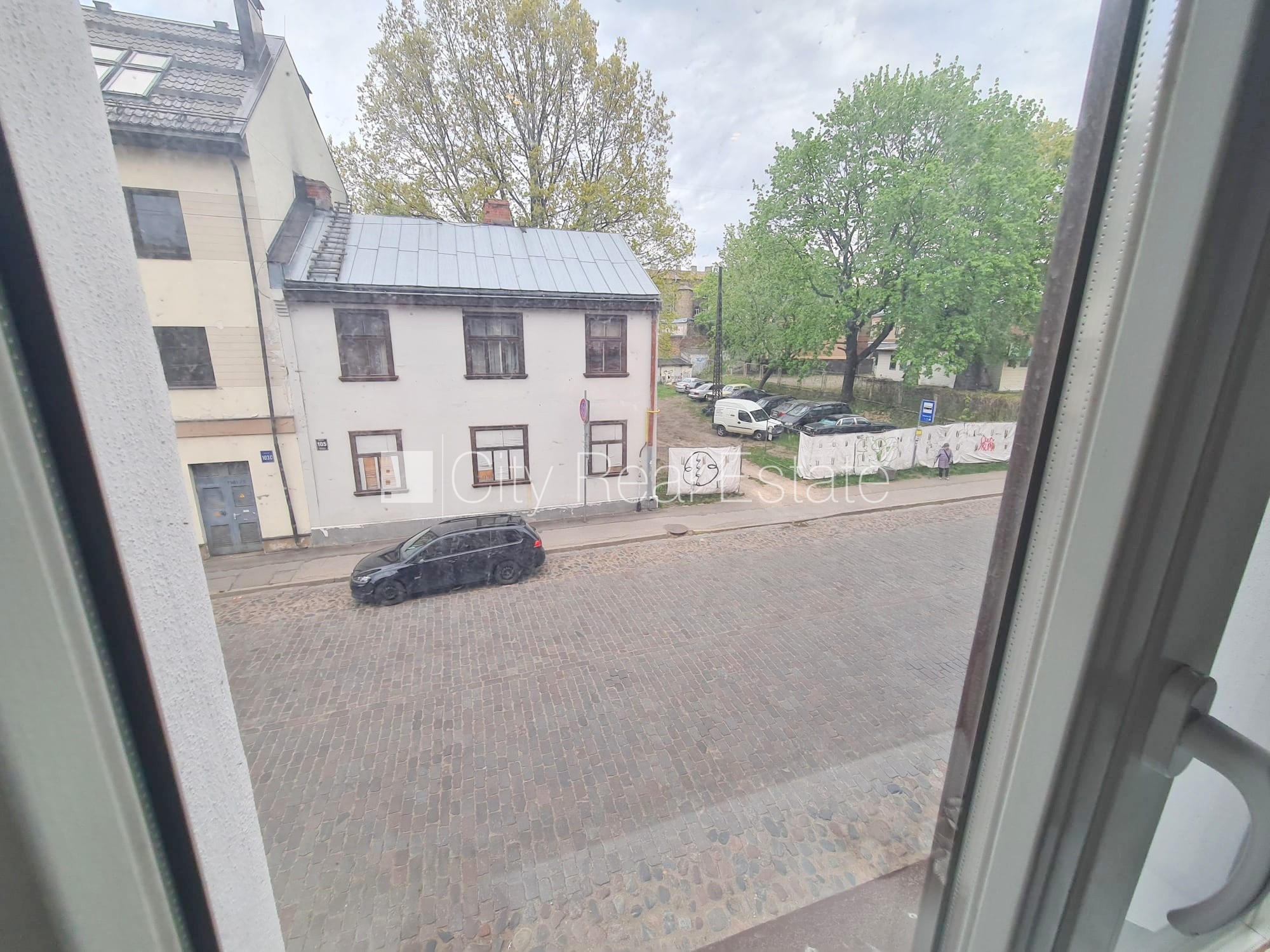 Sludinājumi. Fasādes māja, renovēta māja, ieeja no ielas, kāpņu telpa pēc kapitālā remonta, logi vērsti uz ielas Cena: 320 EUR/mēn Foto #5