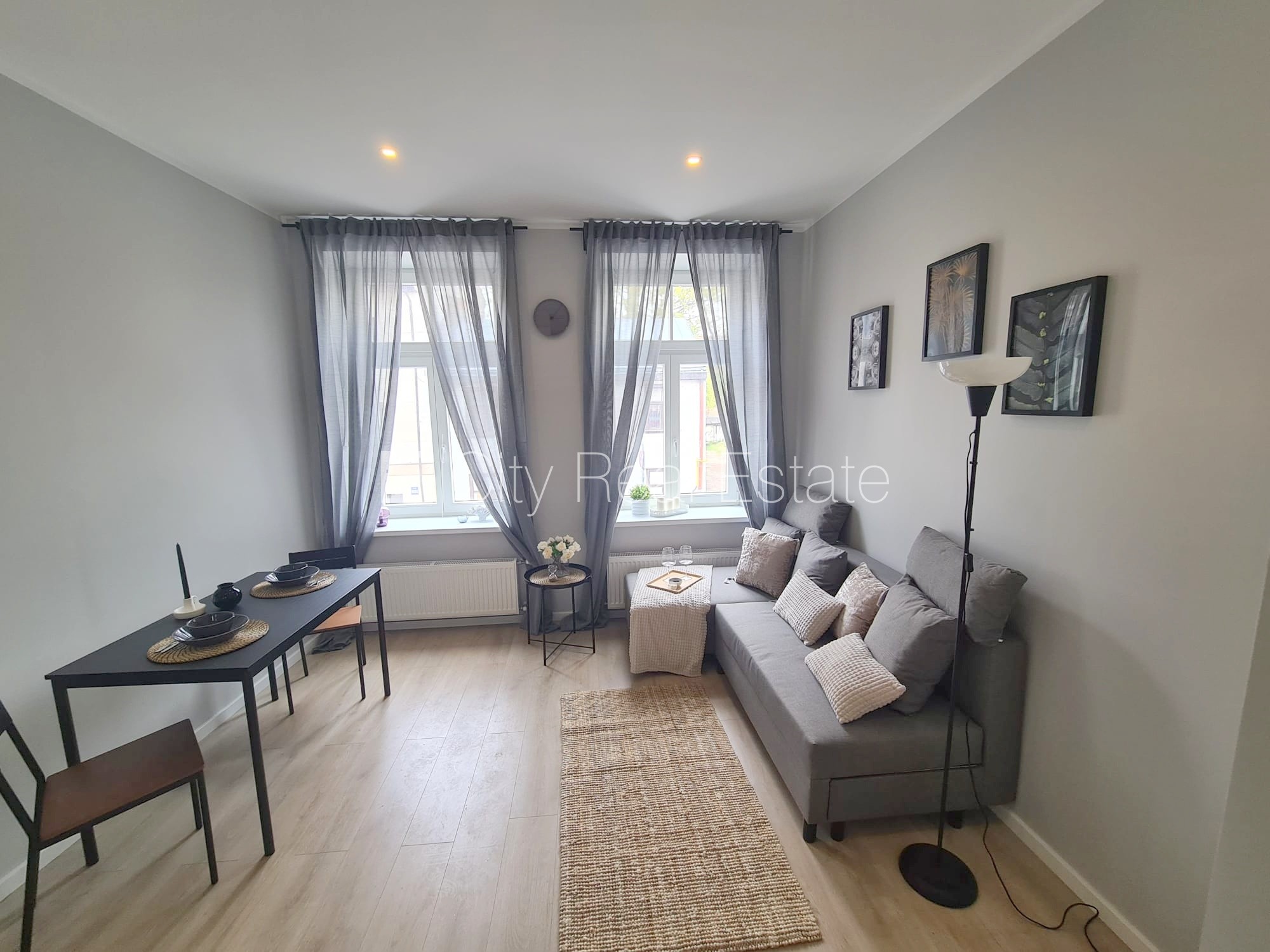 Sludinājumi. Fasādes māja, renovēta māja, ieeja no ielas, kāpņu telpa pēc kapitālā remonta, logi vērsti uz ielas Cena: 320 EUR/mēn Foto #3