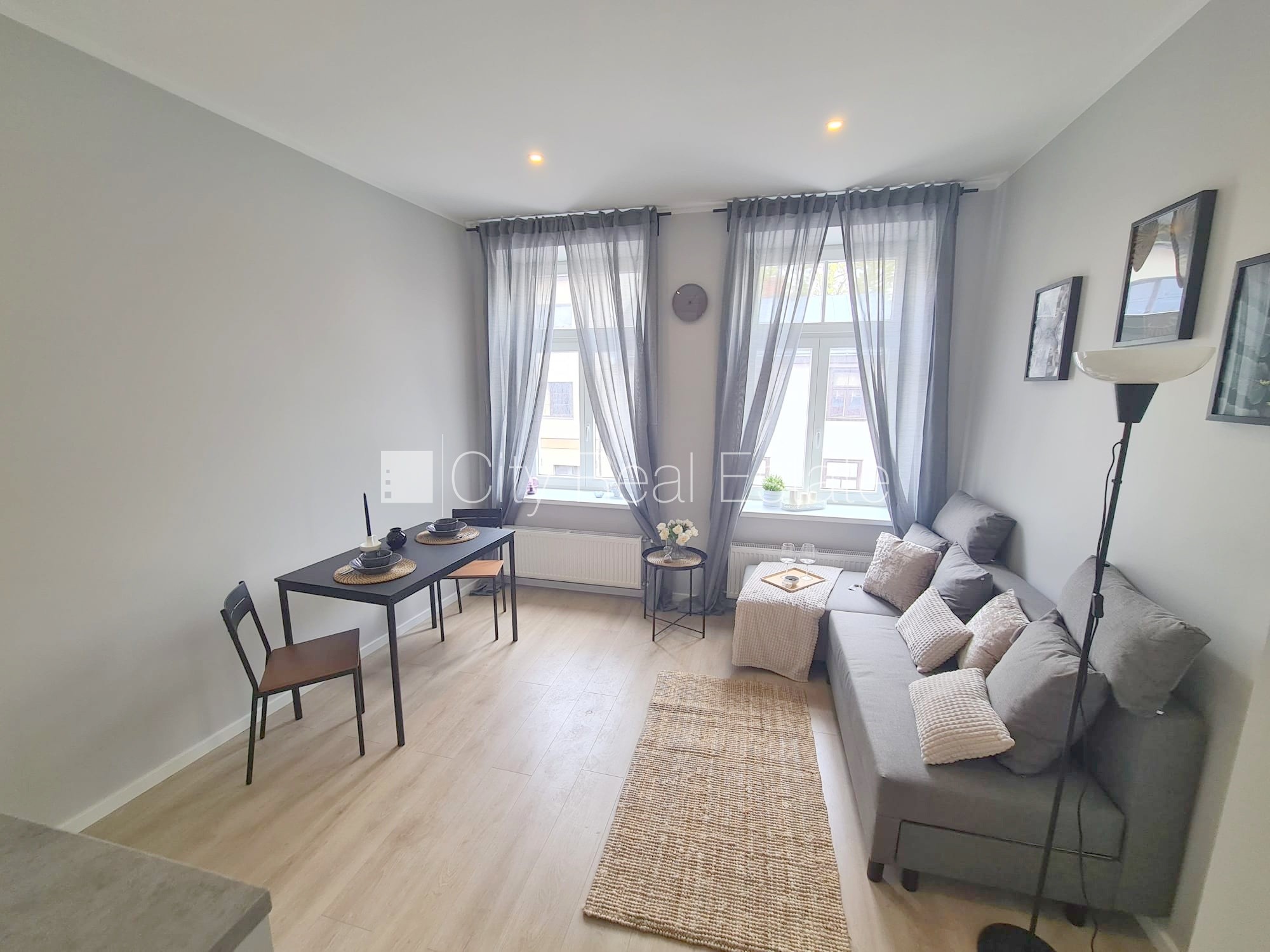 Sludinājumi. Fasādes māja, renovēta māja, ieeja no ielas, kāpņu telpa pēc kapitālā remonta, logi vērsti uz ielas Cena: 320 EUR/mēn Foto #4