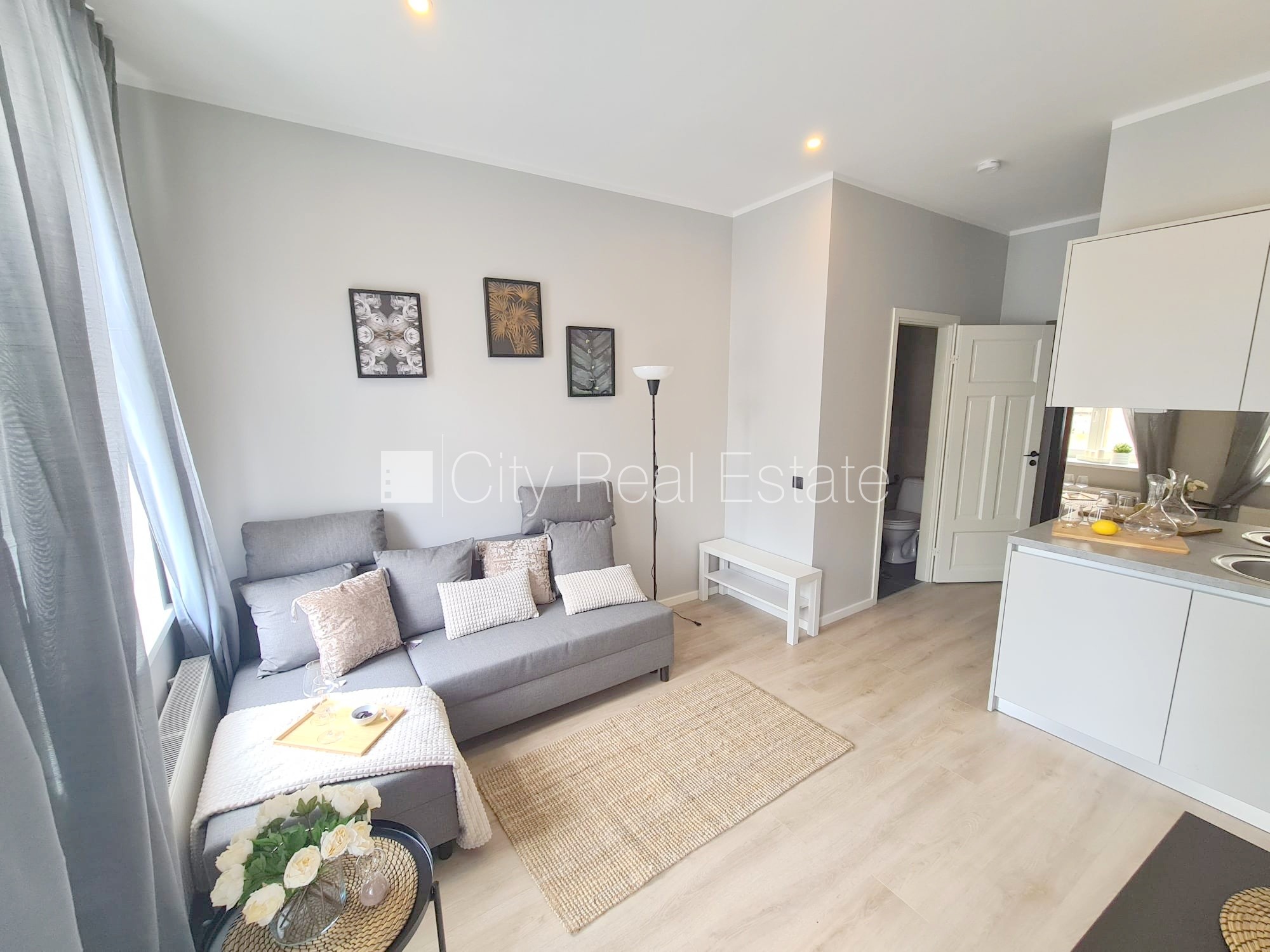 Sludinājumi. Fasādes māja, renovēta māja, ieeja no ielas, kāpņu telpa pēc kapitālā remonta, logi vērsti uz ielas Cena: 320 EUR/mēn Foto #1