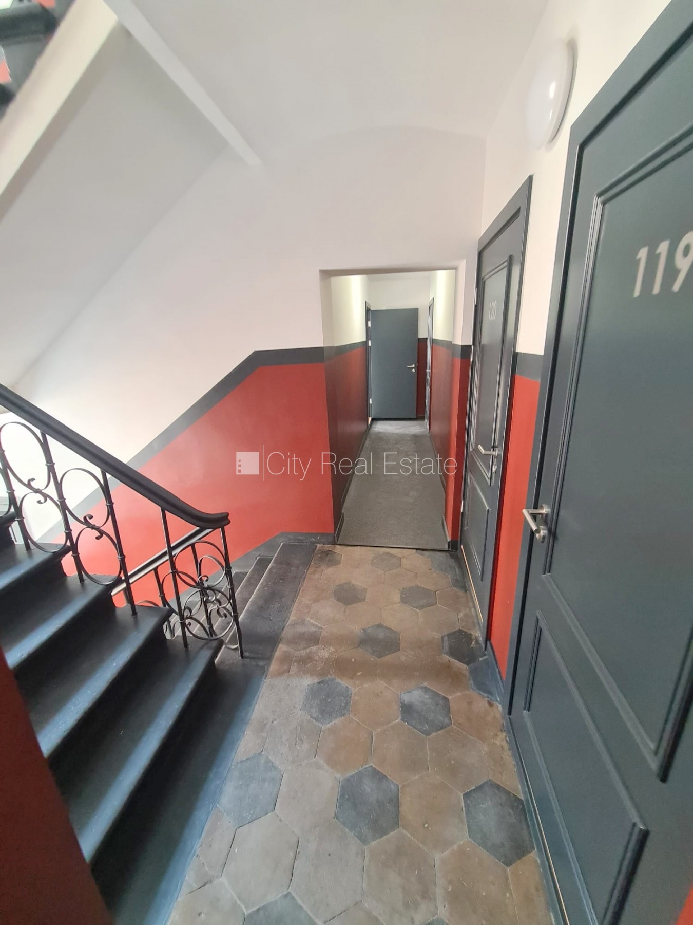 Sludinājumi. Fasādes māja, renovēta māja, ieeja no ielas, kāpņu telpa pēc kapitālā remonta, logi vērsti uz ielas Cena: 320 EUR/mēn Foto #10