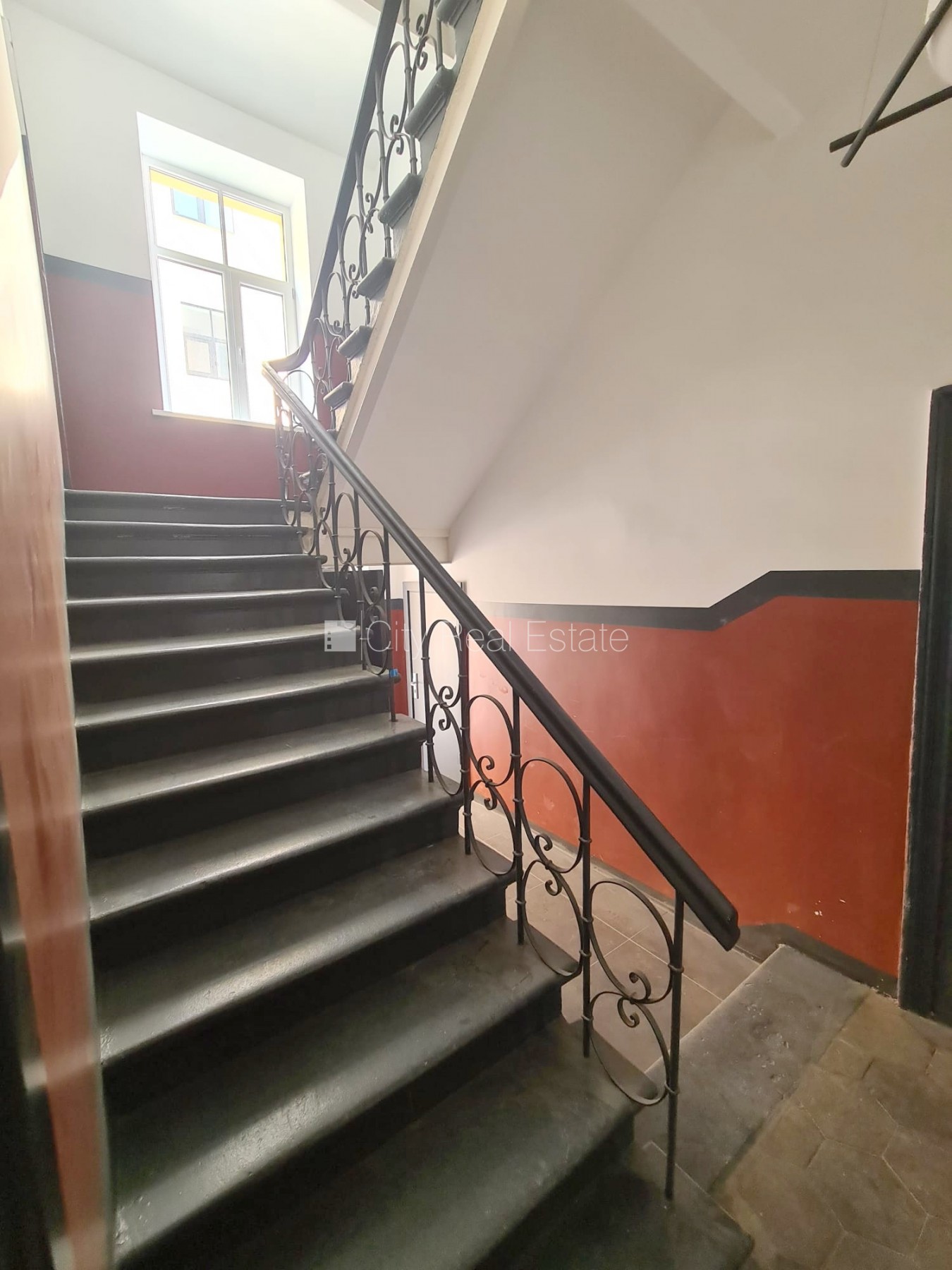 Sludinājumi. Fasādes māja, renovēta māja, ieeja no ielas, kāpņu telpa pēc kapitālā remonta, logi vērsti uz ielas Cena: 320 EUR/mēn Foto #12