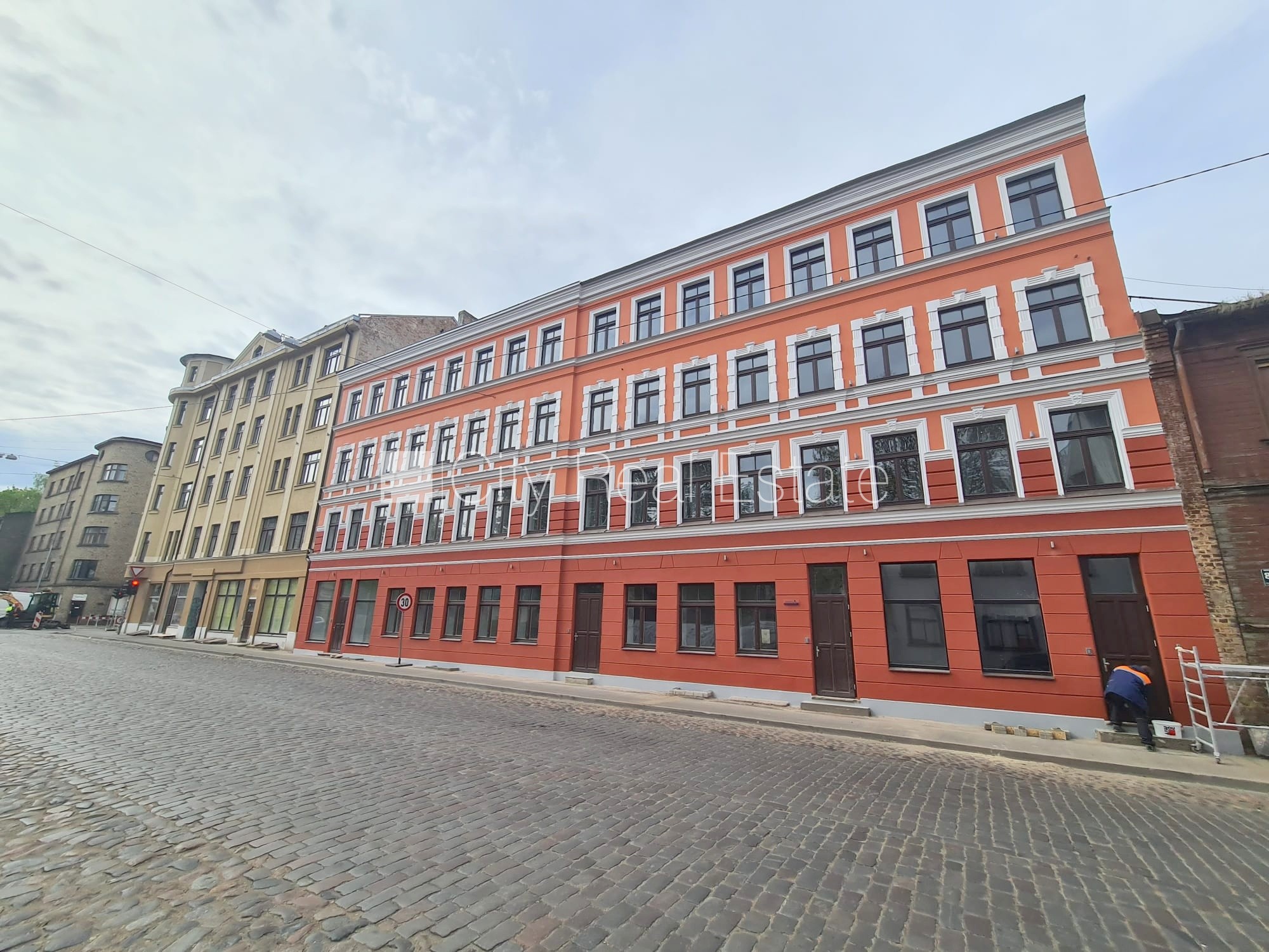 Sludinājumi. Fasādes māja, renovēta māja, ieeja no ielas, kāpņu telpa pēc kapitālā remonta, logi vērsti uz ielas Cena: 320 EUR/mēn Foto #14